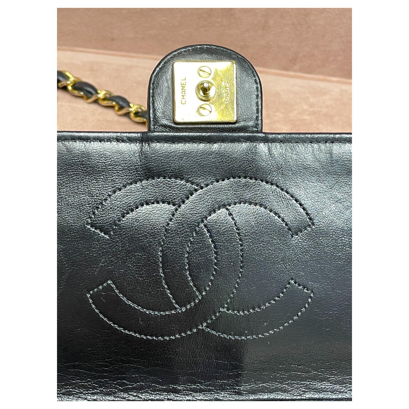 Sac à dos Chanel CC en cuir caviar noir, grande poche vintage avec cordon  de serrage ref.121849 - Joli Closet
