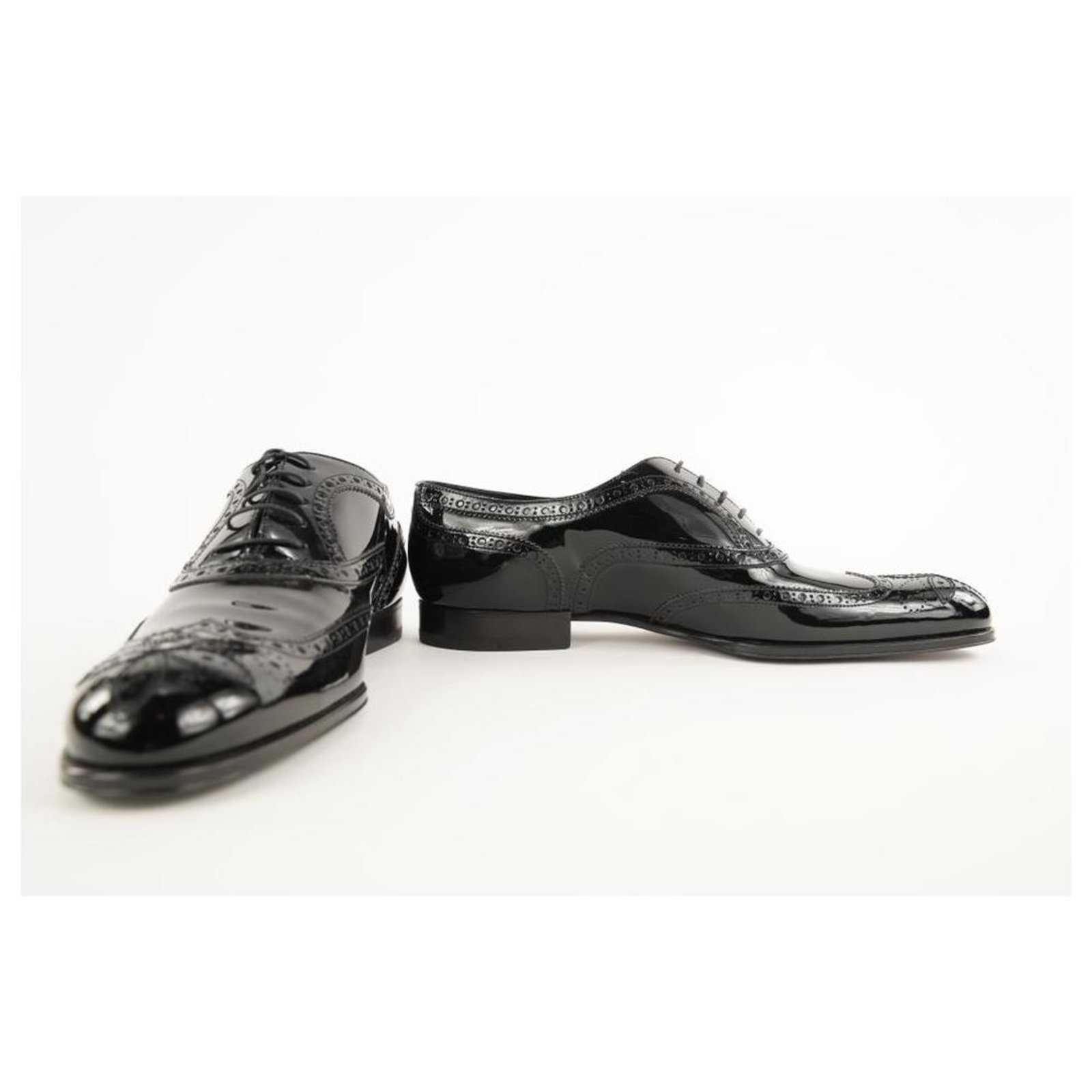 Louis Vuitton Zapatos de vestir con punta de ala Oxford de charol negro para  hombre ref.298013 - Joli Closet