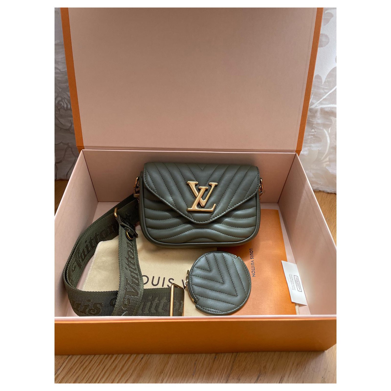 Louis Vuitton LV new wave multi pochette Green Leather ref.215381 - Joli  Closet