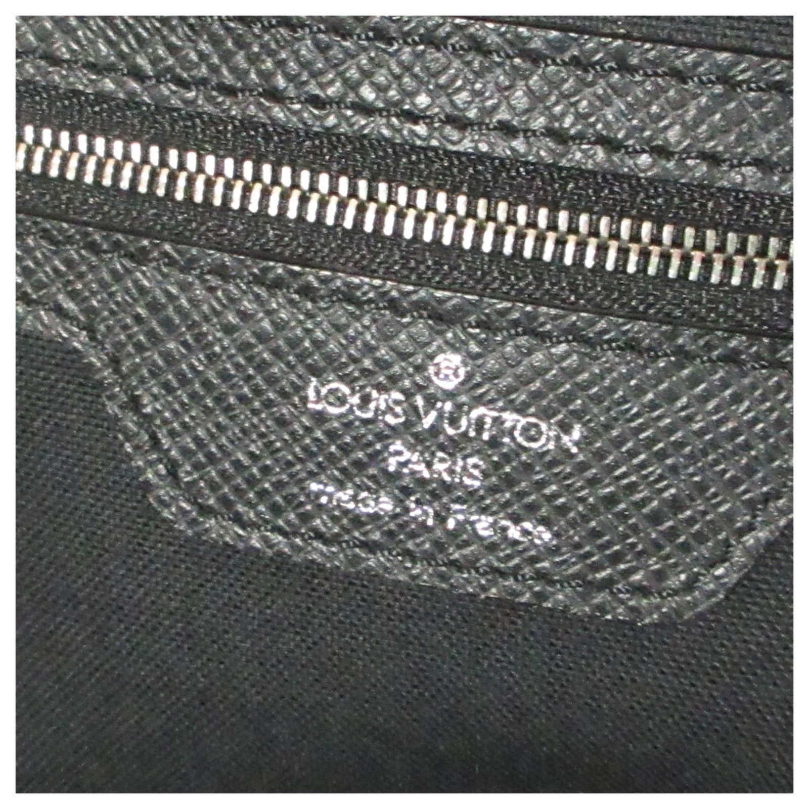 Louis Vuitton Black Taiga Ivan Weekender Leather ref.302669 - Joli Closet
