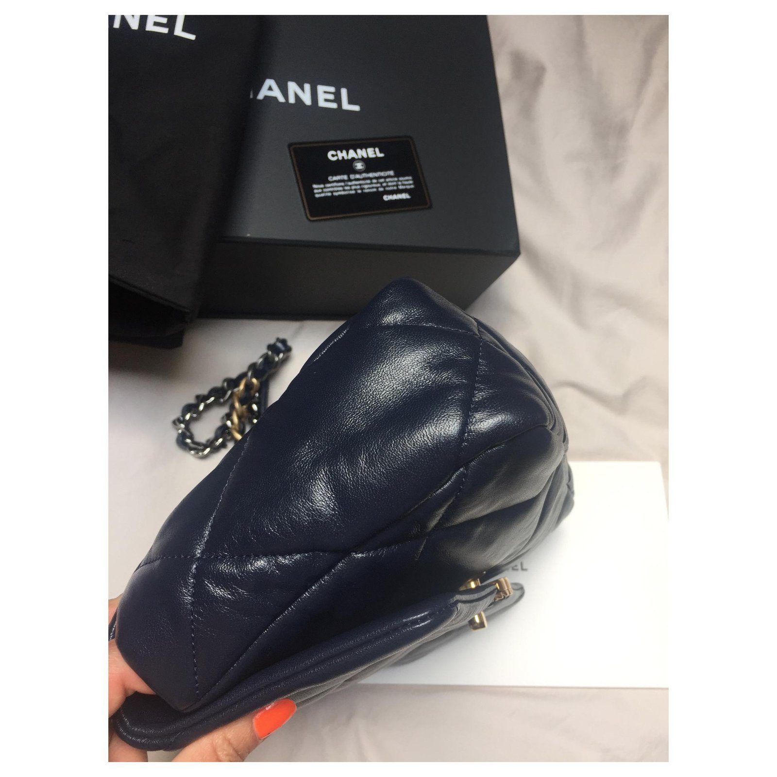 Chanel 19 Bag, Rare and sold out color : Navy Navy blue Lambskin ref.303849  - Joli Closet