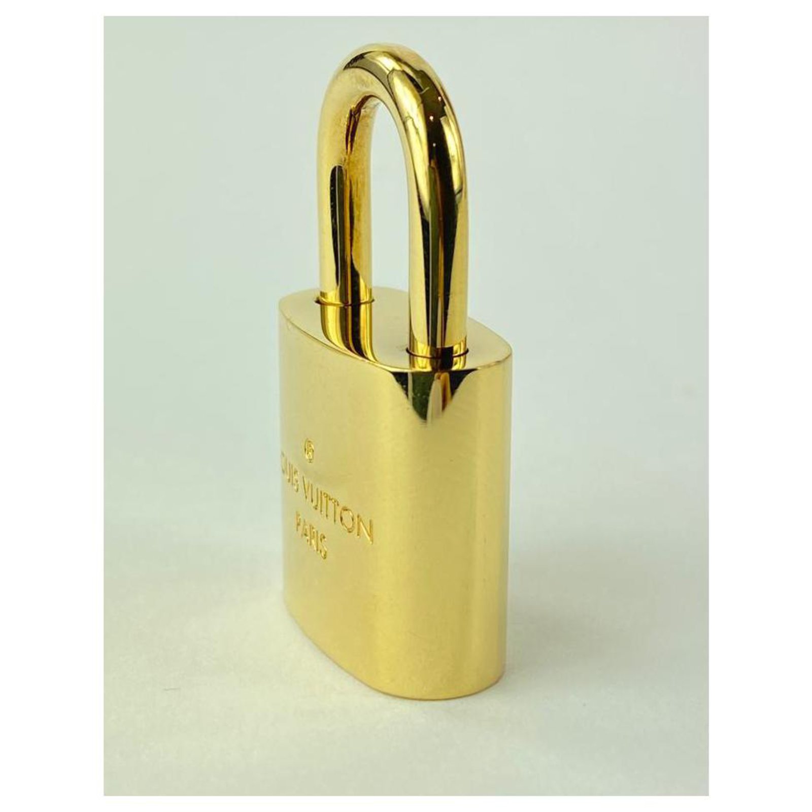 Louis Vuitton Cadenas Golden Metal ref.996225 - Joli Closet