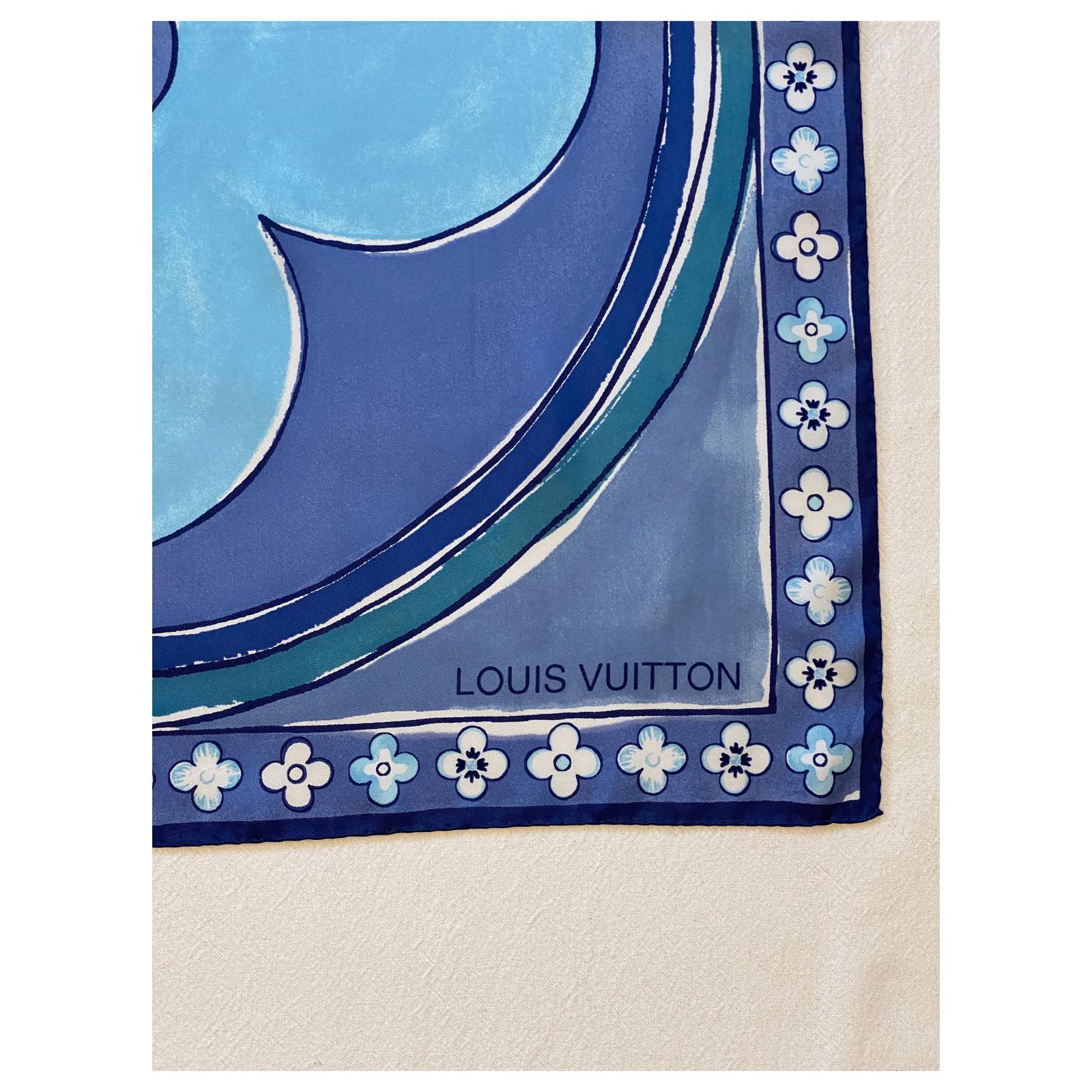 Louis Vuitton Silk scarves Blue ref.306575 - Joli Closet