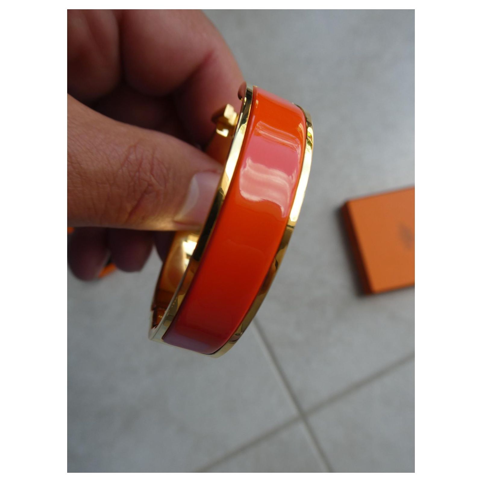 Bracelet Rigide En Métal émaillé Orange Doré – Style Vintage Français – Accessoire Flashy Et Unique