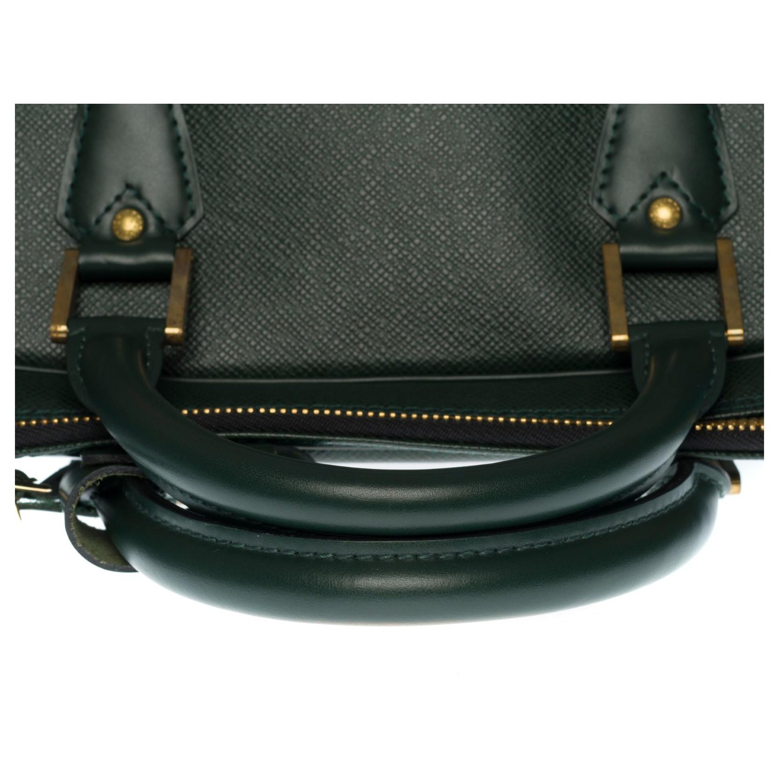 Charming Louis Vuitton Helanga travel bag in green taiga leather ref.308520  - Joli Closet