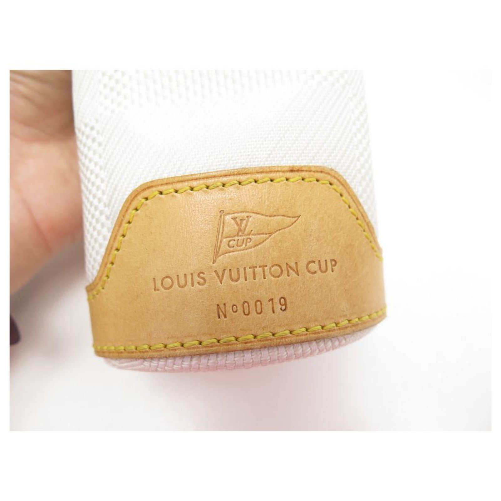 LOUIS VUITTON CUP M CROSSBODY BAG80642 CANVAS BOTTLE BOTTLE HOLDER White  Cloth ref.311507 - Joli Closet