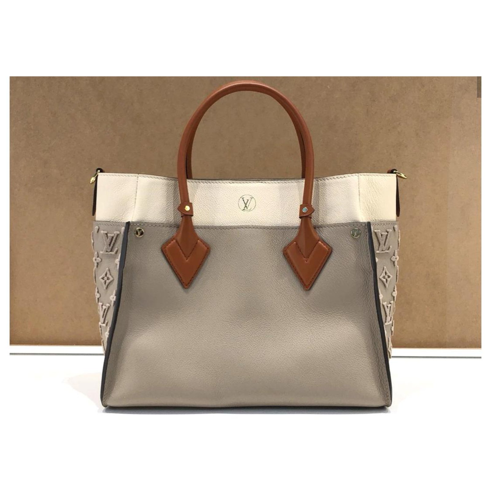 Louis Vuitton On My Side tote bag MM Brown Beige Leather ref.315407 - Joli  Closet