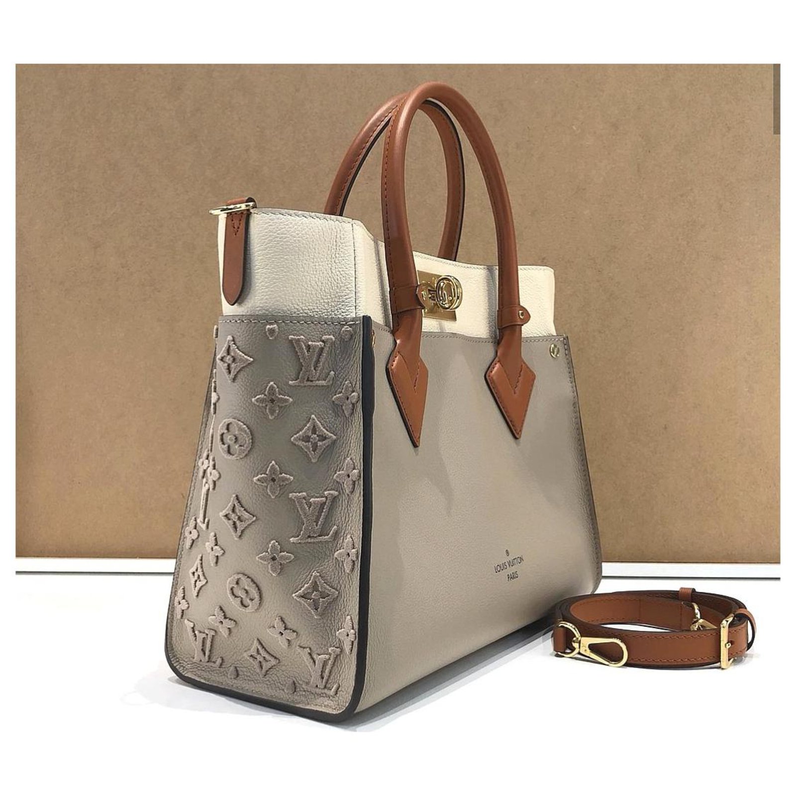 Beige Leather Louis Vuitton Original Strap ref.668414 - Joli Closet