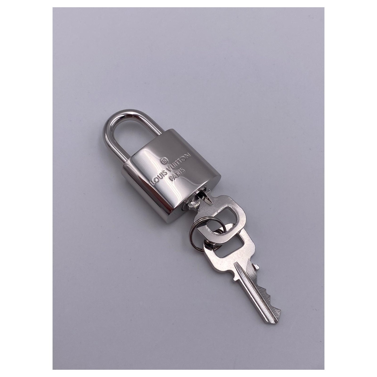 Louis Vuitton Padlock and keys Silvery Silver-plated ref.22445 - Joli Closet