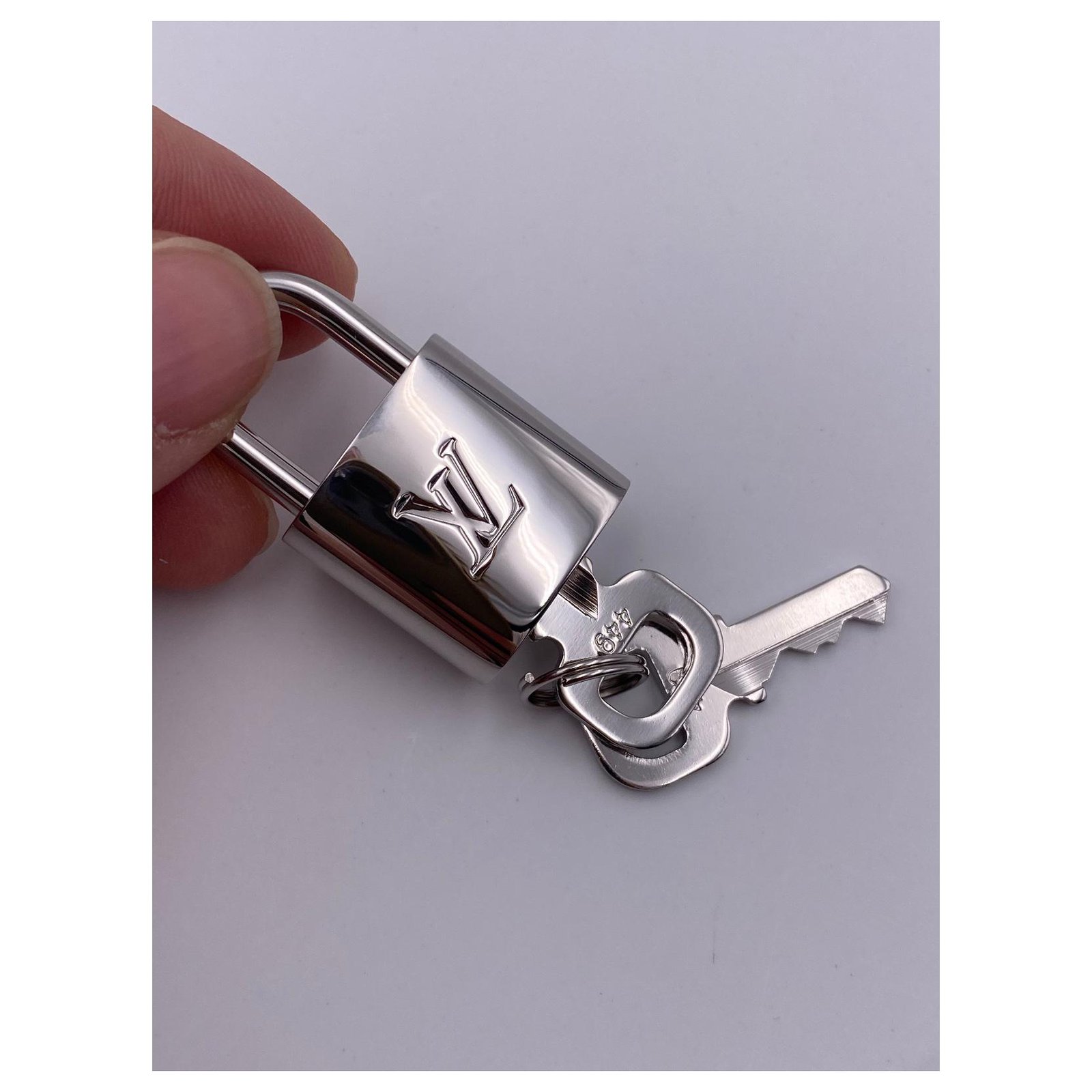 Louis Vuitton padlock 452 silver Silvery Metal ref.330956 - Joli Closet