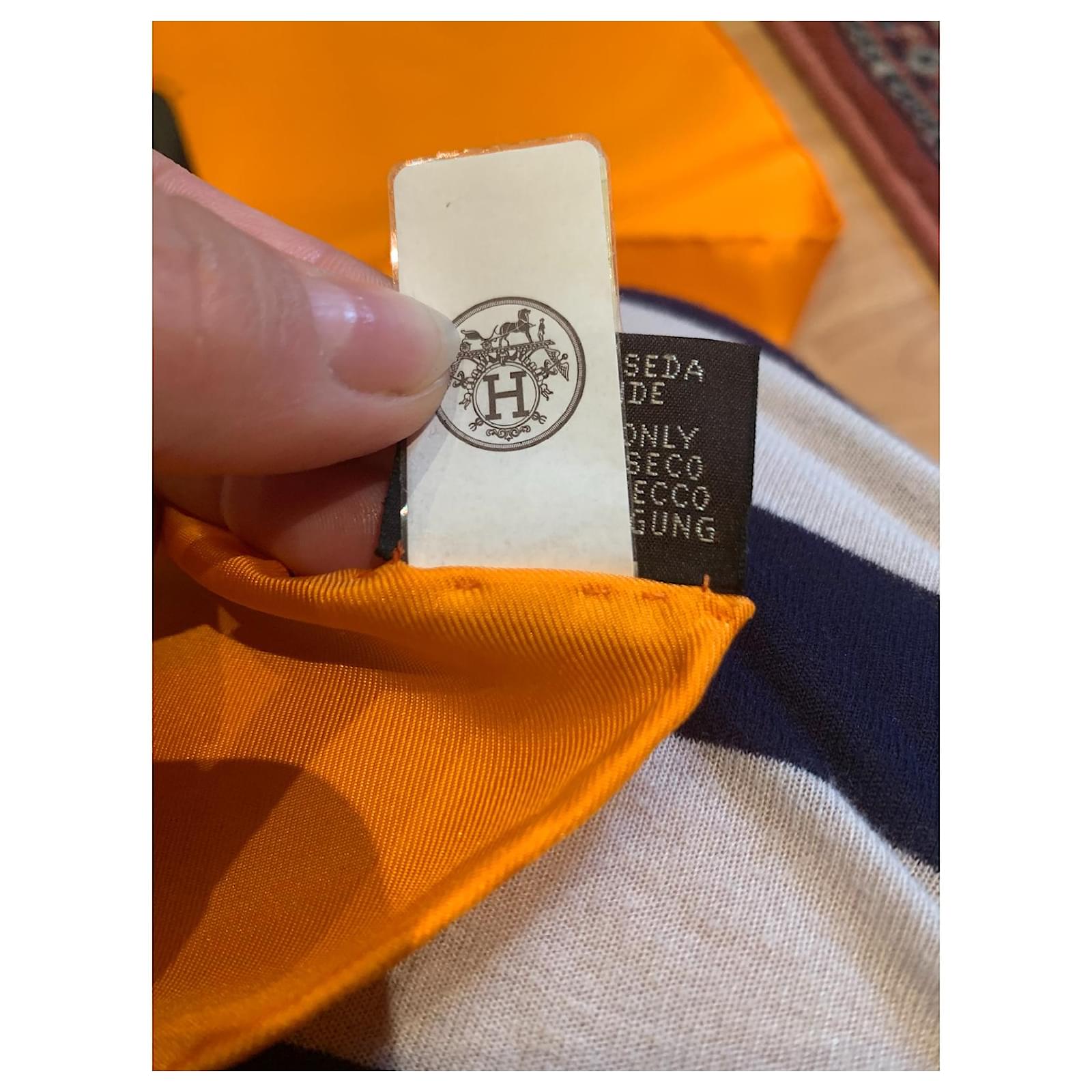 Hermes L Serpentine De Pierre Chrpin Scrf Blnc / Vieux Rose Silk 45 For Sale Picture 4 Hermes L Serpentine De Pierre Chrpin Scrf Blnc / Vieux Rose Silk 45 For Sale Picture 4
