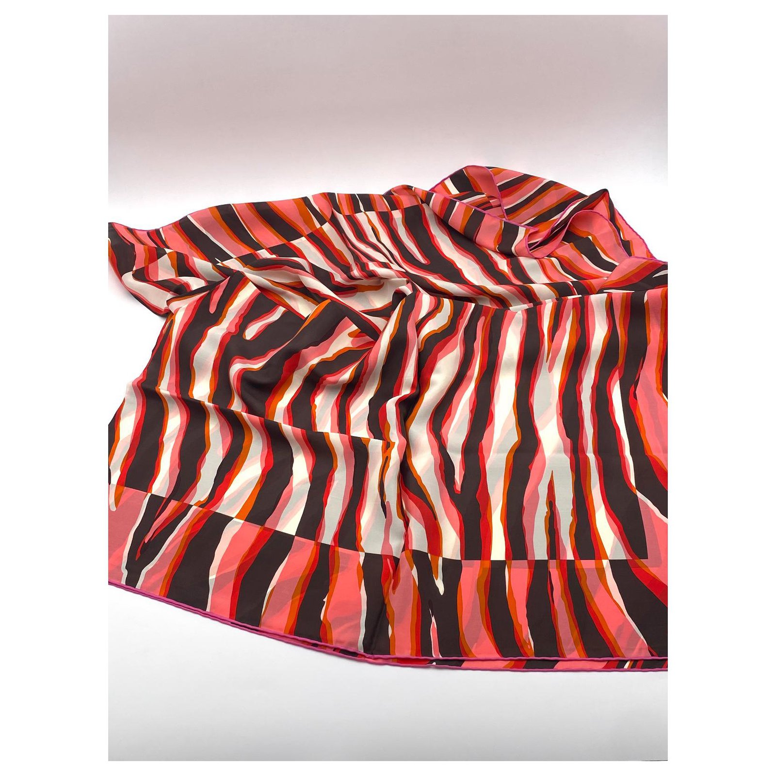 Chale geant Louis Vuitton zebra Eggshell Silk ref.314145 - Joli Closet