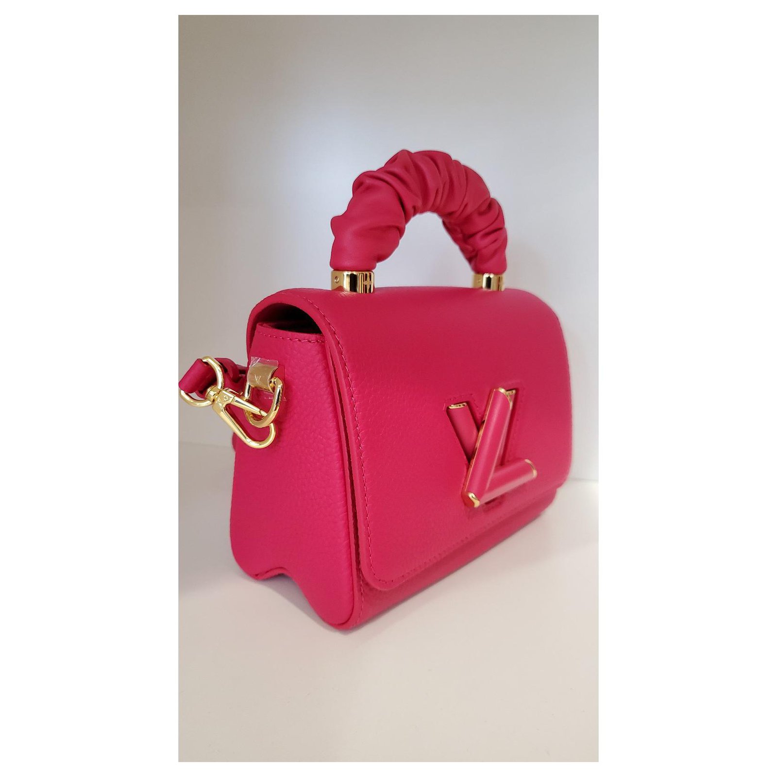 Twist leather crossbody bag Louis Vuitton Pink in Leather - 30688255