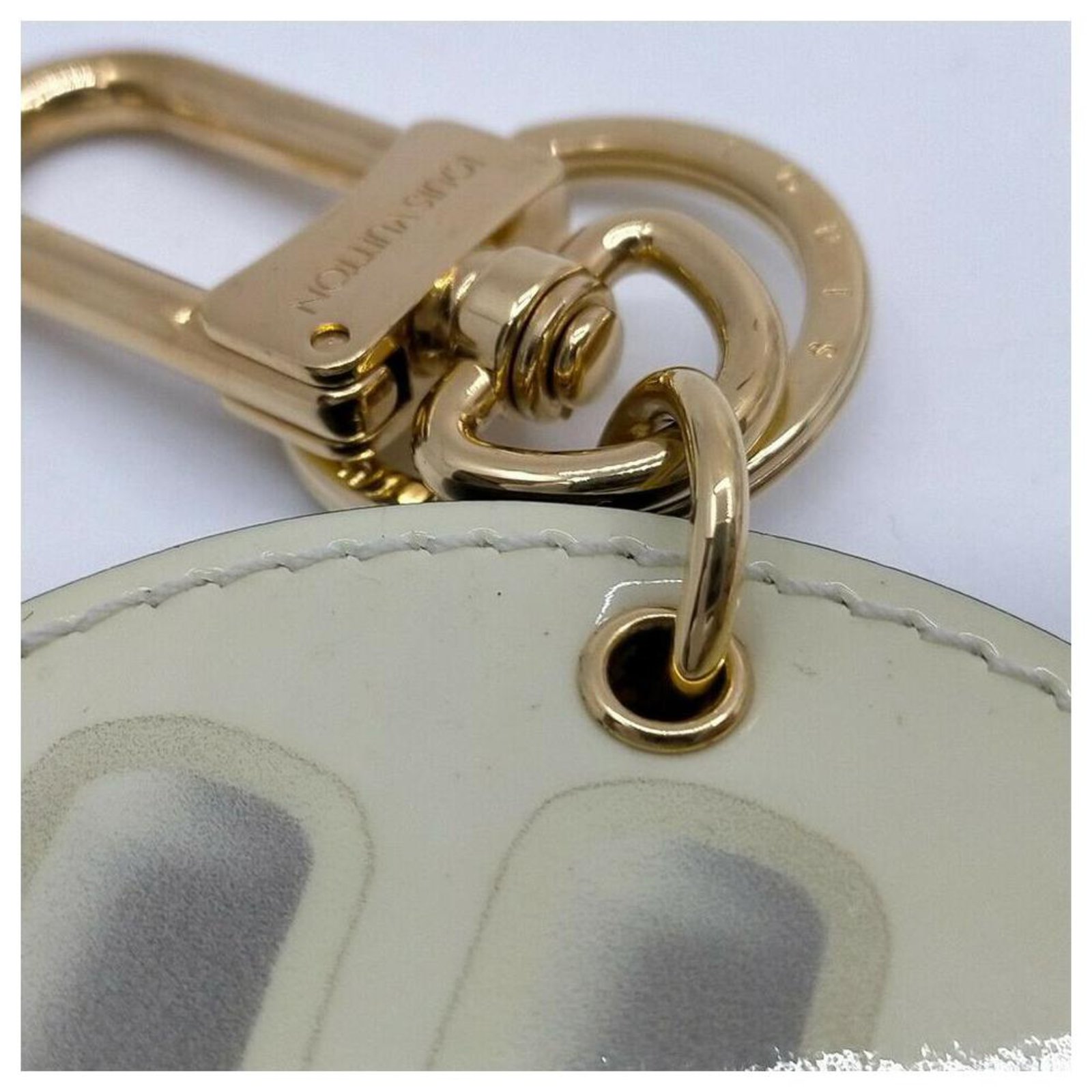 Louis Vuitton Illustre Nail Polish Bag Charm Key Chain Leather White gold  Metal ref.318910 - Joli Closet