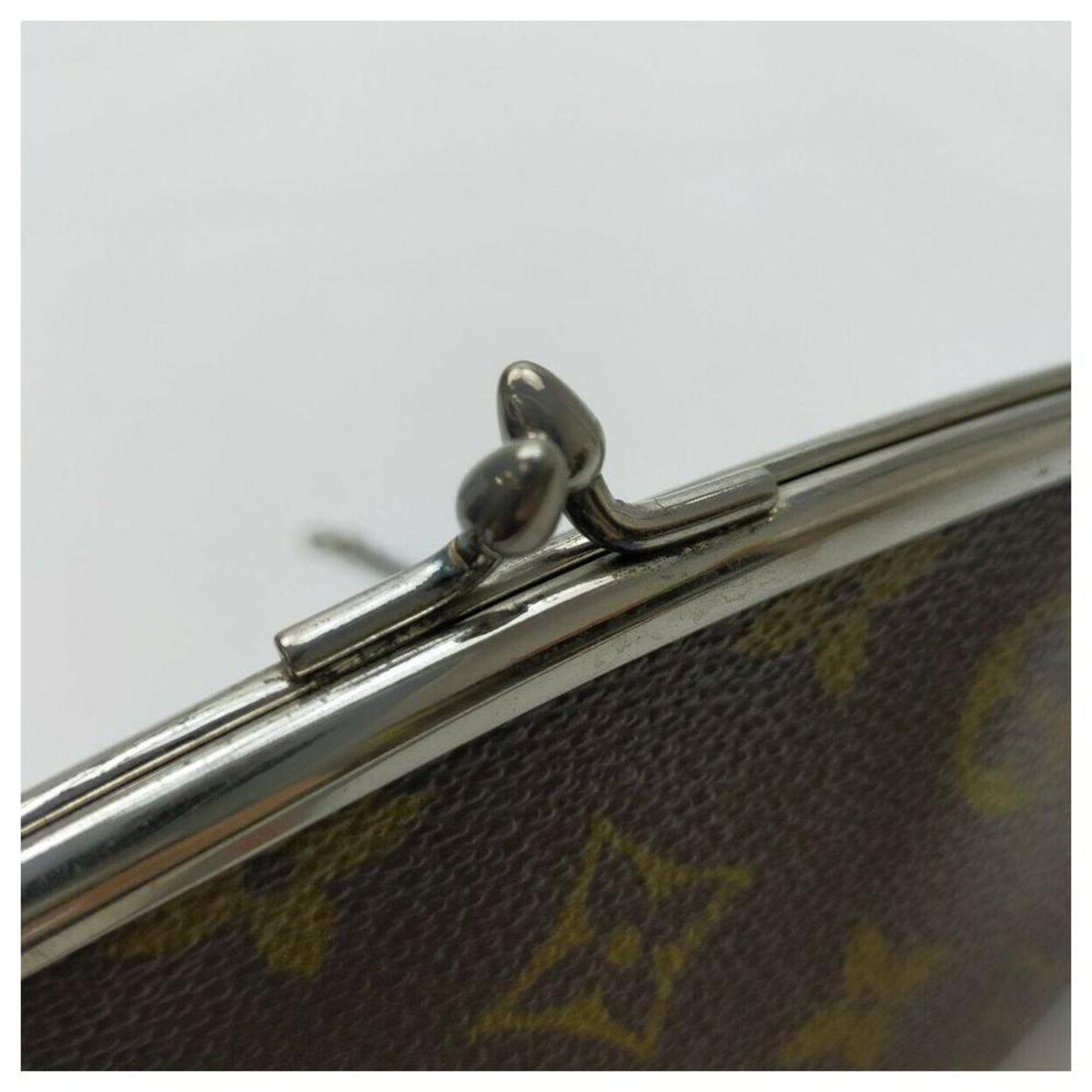 Louis Vuitton Monogram Kisslock Pouch French Twist Pochette Metal  ref.319010 - Joli Closet