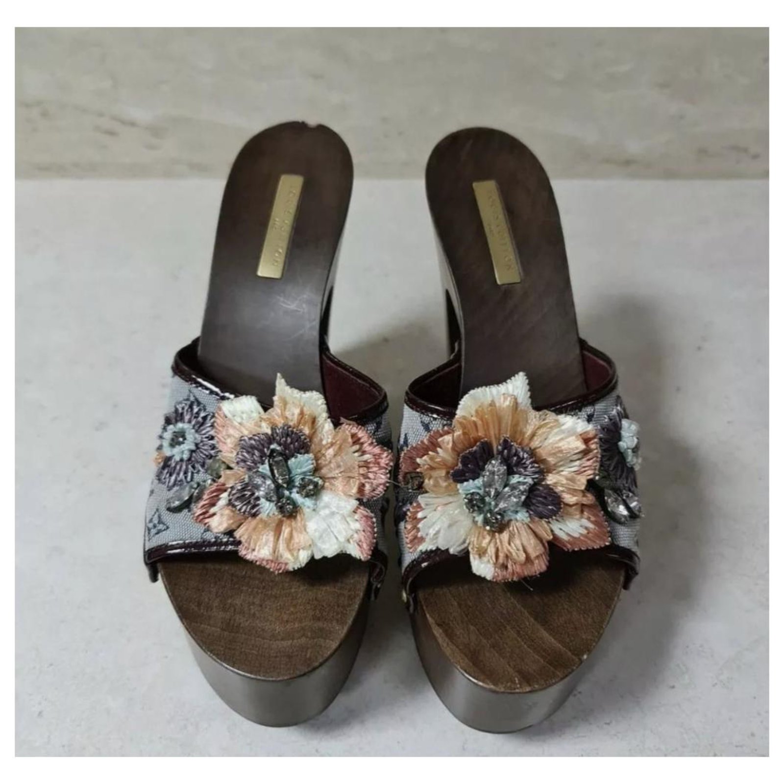 NWOB Louis Vuitton Monogram Raffia Flower Platform Clogs Sandals Multiple  colors Cloth ref.323744 - Joli Closet
