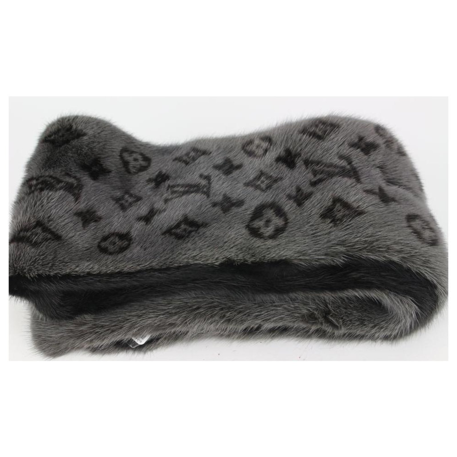 Louis Vuitton Grey x Black Monogram Reverso Mink Scarf ref.326867 - Joli  Closet