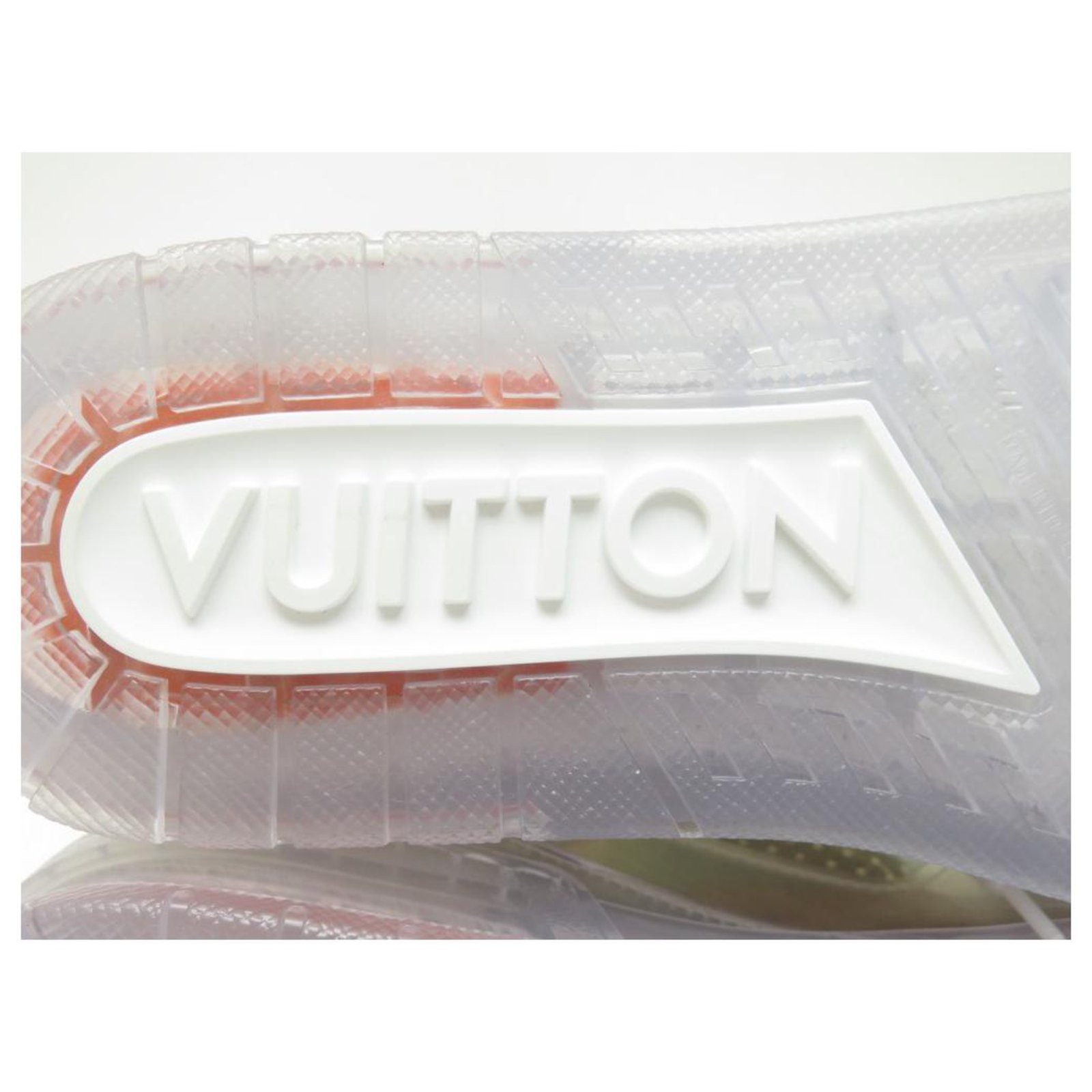 Louis Vuitton presenta las nuevas zapatillas metalizadas que verás a los  que más saben de moda