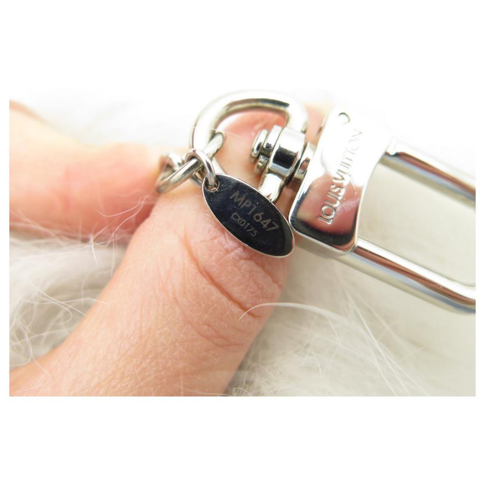 NEW LOUIS VUITTON MP KEYCHAIN1647 WHITE RABBIT FUR KEY HOLDER ref.330016 -  Joli Closet