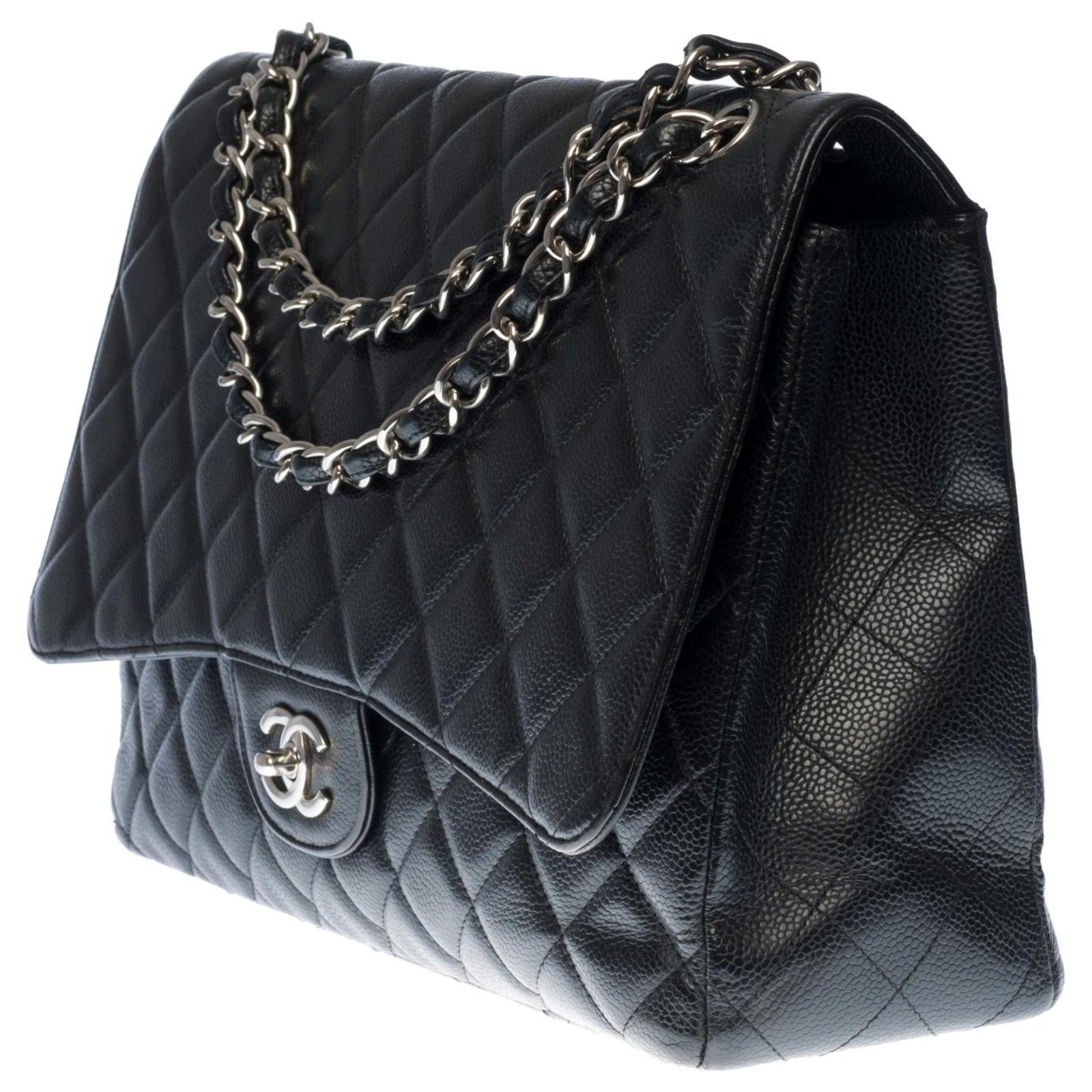 The Majestic Chanel Timeless Maxi jumbo shoulder bag in black quilted  grained leather, Garniture en métal argenté ref.332787 - Joli Closet