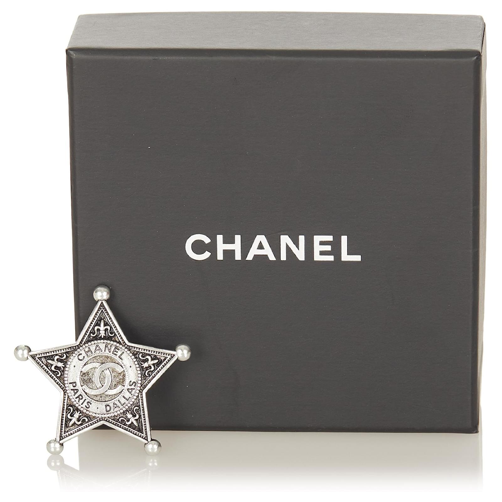 Chanel Silver Paris-Dallas Sheriff Star Brooch Silvery Metal ref.339484 -  Joli Closet