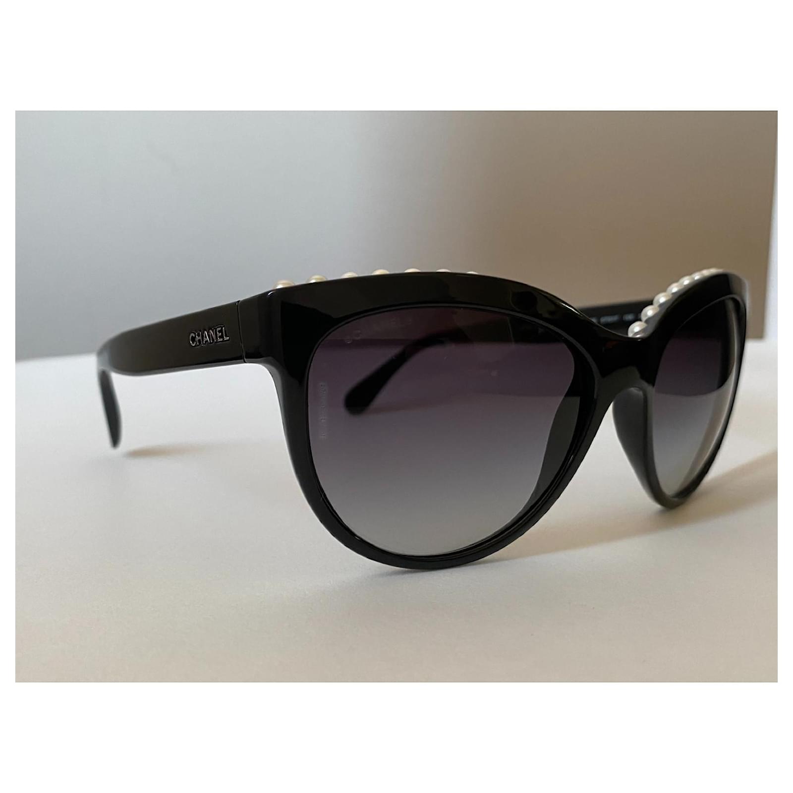 CHANEL Cat-Eye-Sonnenbrille mit schwarzem Acetatrahmen aus Zuchtperlen.