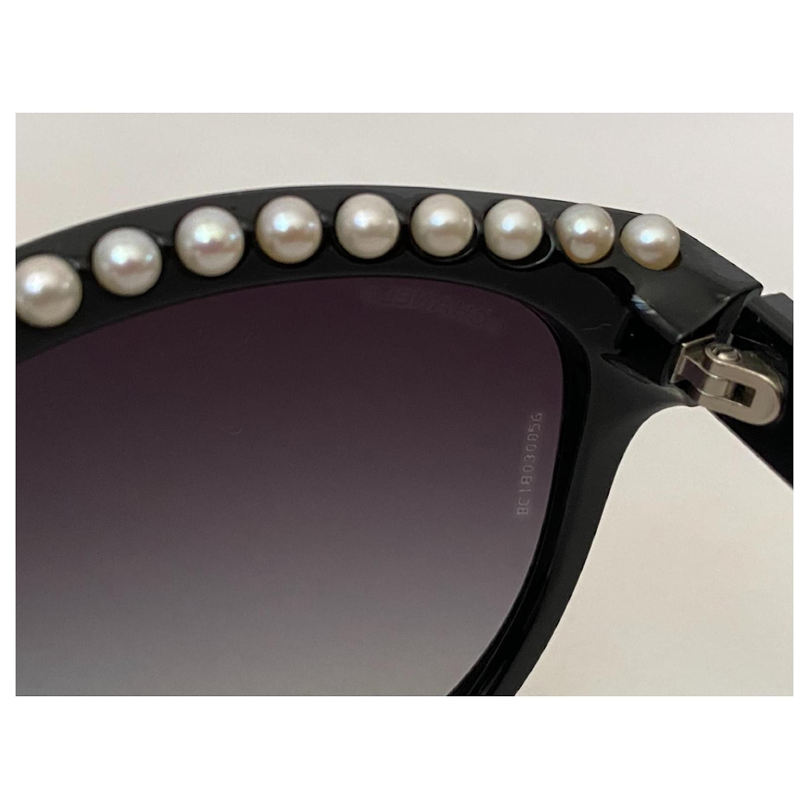 CHANEL Cat-Eye-Sonnenbrille mit schwarzem Acetatrahmen aus Zuchtperlen.