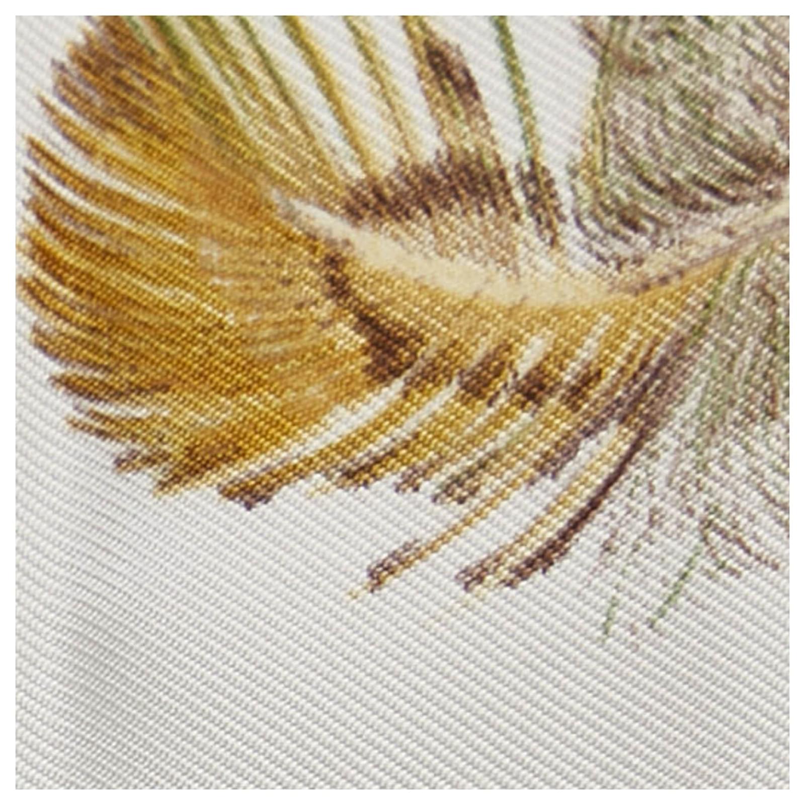 Hermès Foulard en soie à plumes blanches Hermes Tissu Multicolore  ref.360949 - Joli Closet