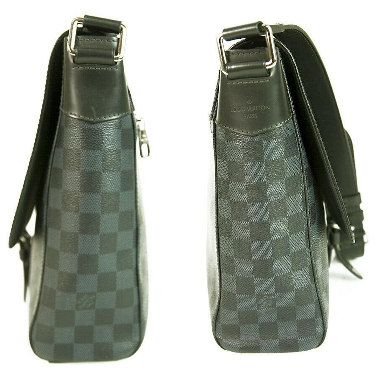 LOUIS VUITTON Damier Graphite Gray Black Messenger Bag Crossbody Business  Bag Dark grey Leather ref.361169 - Joli Closet