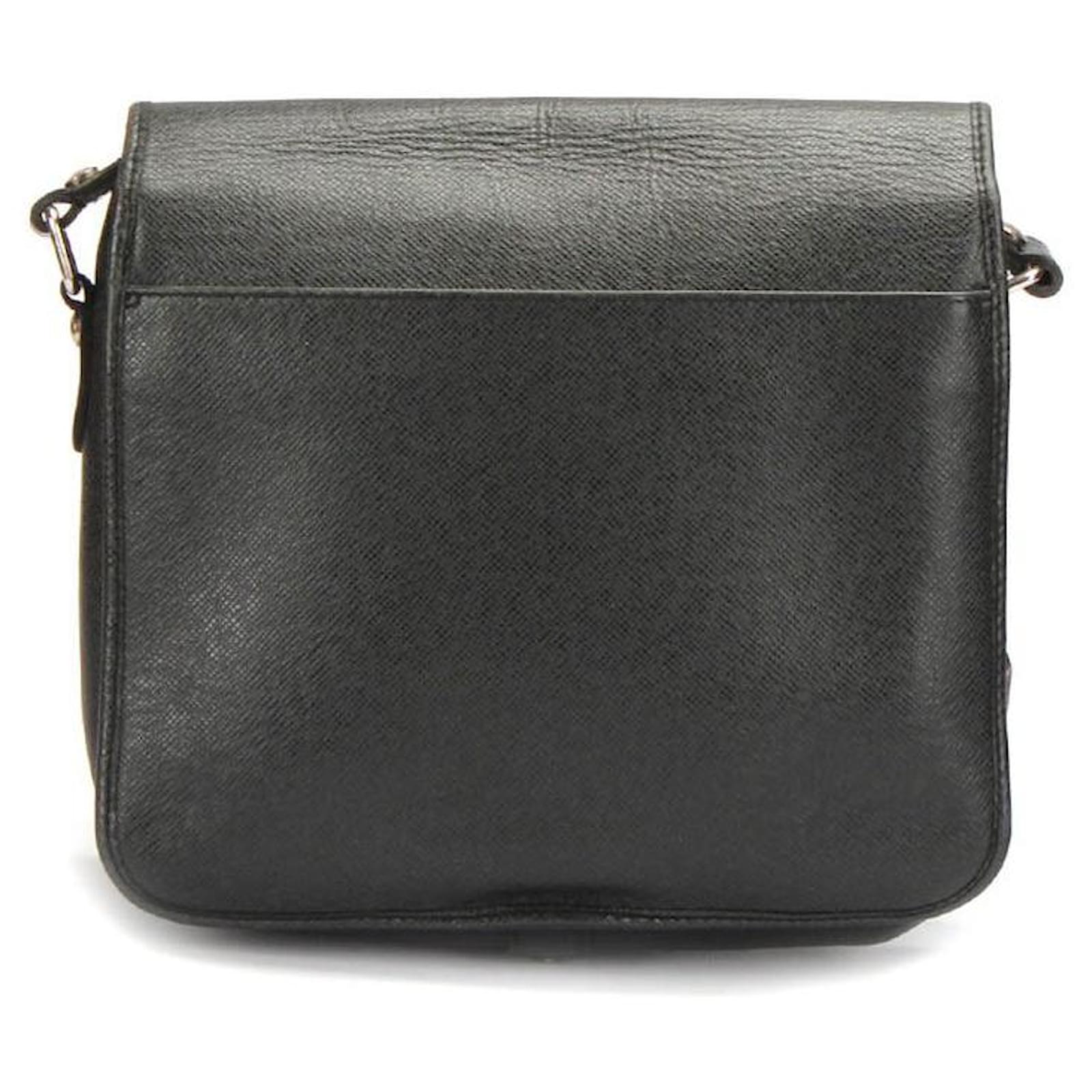 Louis Vuitton Taiga Andrei Messenger Bag Black Leather ref.361285 ...