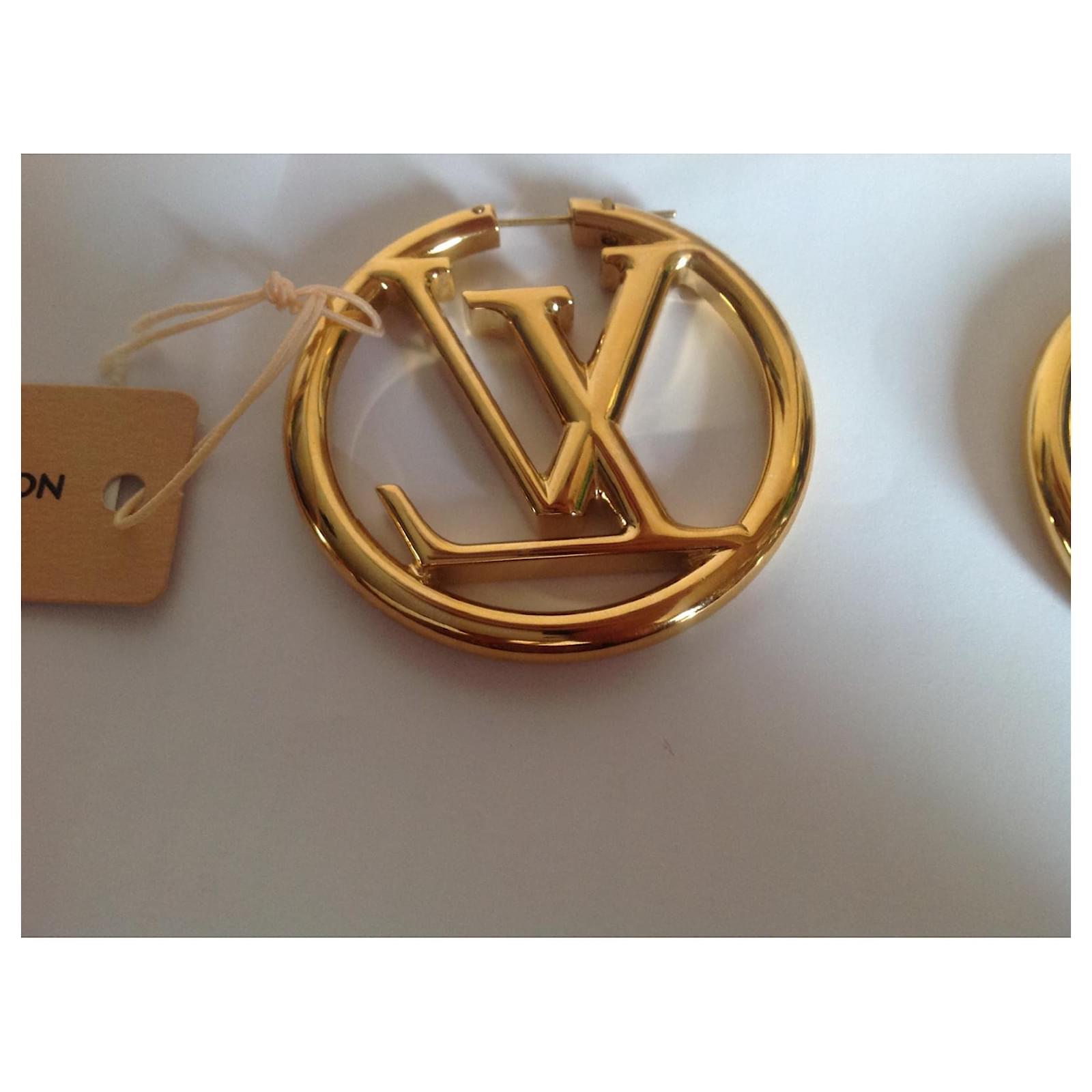 Louis Vuitton Orecchini a cerchio Essential V M61088 D'oro Metallo  ref.1014629 - Joli Closet