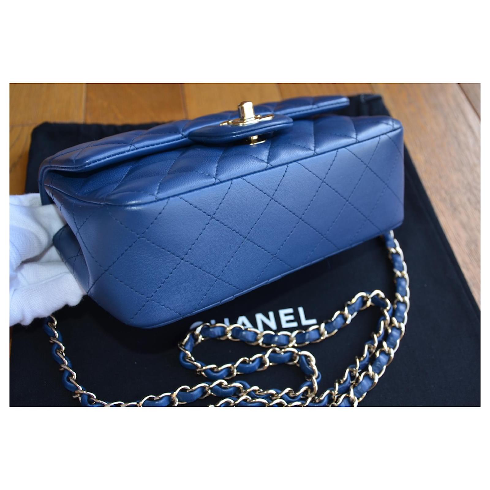 Mini borsa classica senza tempo Chanel Blu Blu scuro Gold hardware