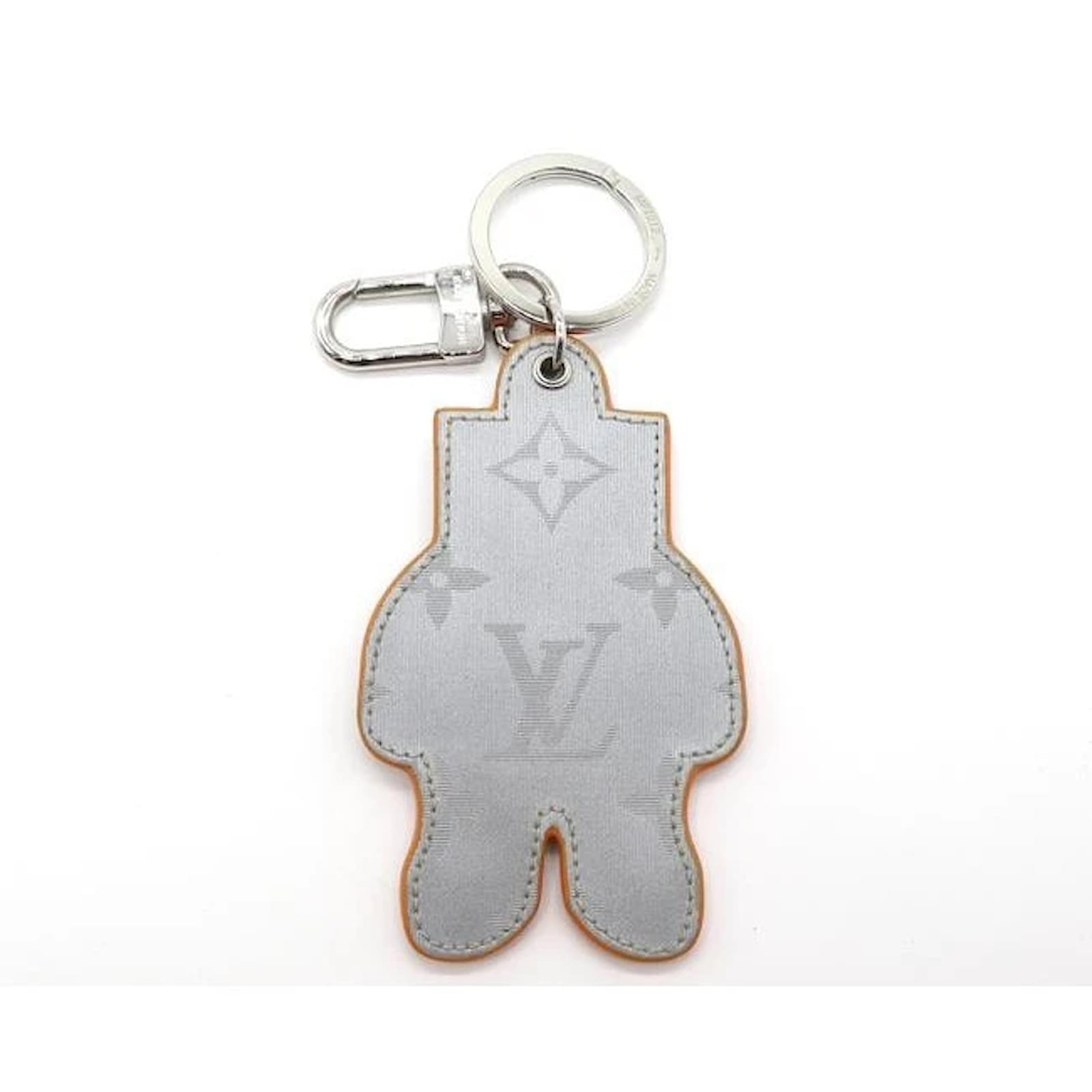 Louis Vuitton Silver Spaceman Logo Key Chain Charm Silvery Leather  ref.393116 - Joli Closet