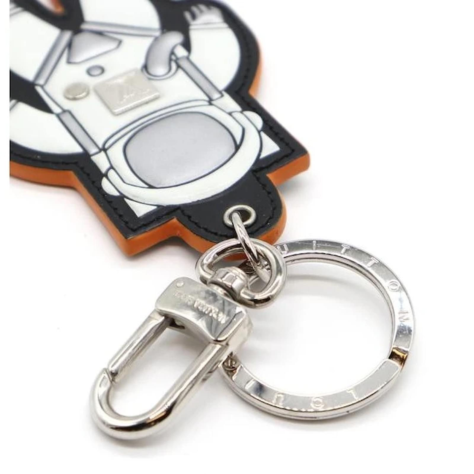 Louis Vuitton Silver Spaceman Logo Key Chain Charm Silvery Leather  ref.393116 - Joli Closet