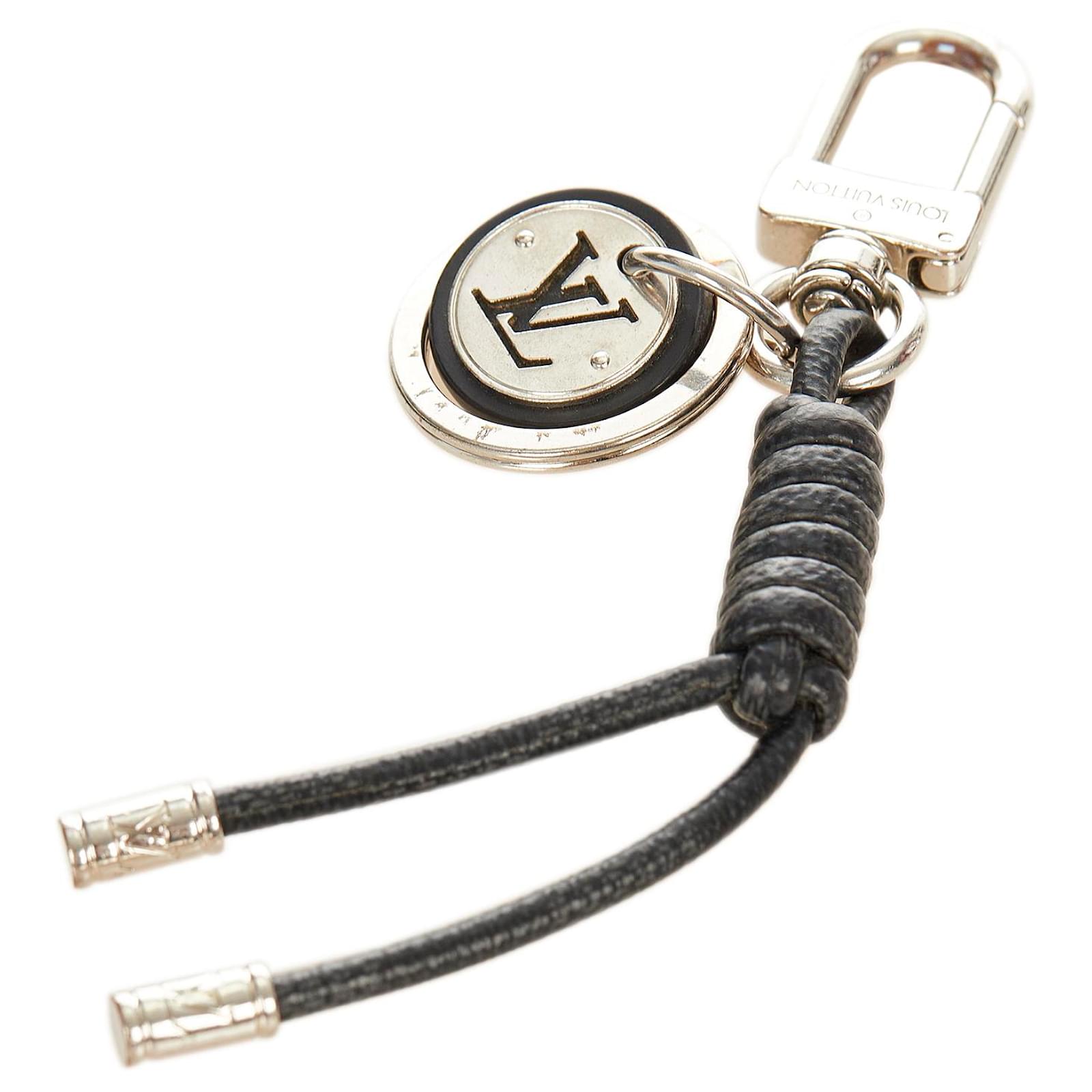 Louis Vuitton Silver Monogram Key Chain Black Silvery Leather Metal  ref.394245 - Joli Closet
