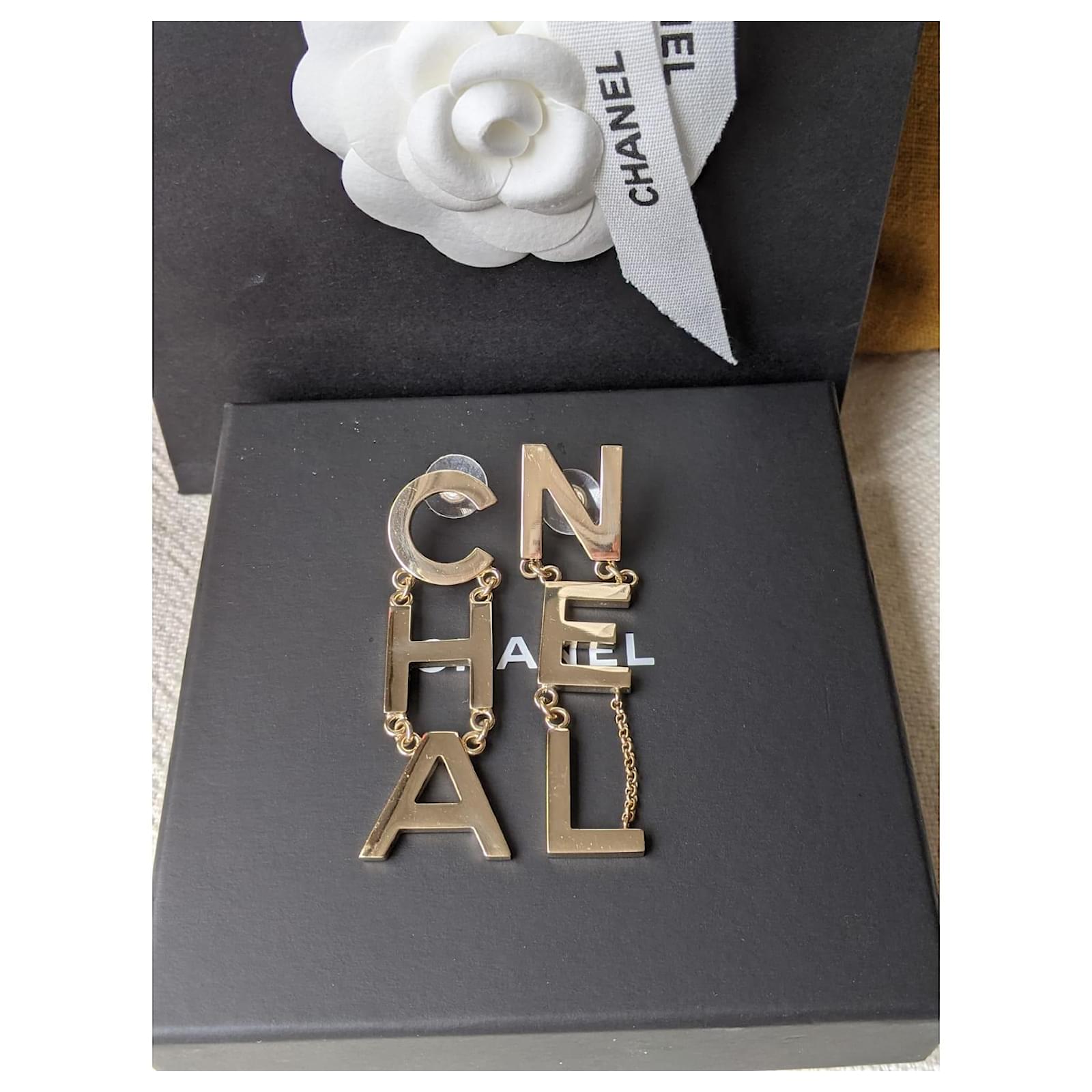 Chanel CHA NEL B19S GHW Crystal Letter Dangling Earrings Golden Metal  ref.489102 - Joli Closet