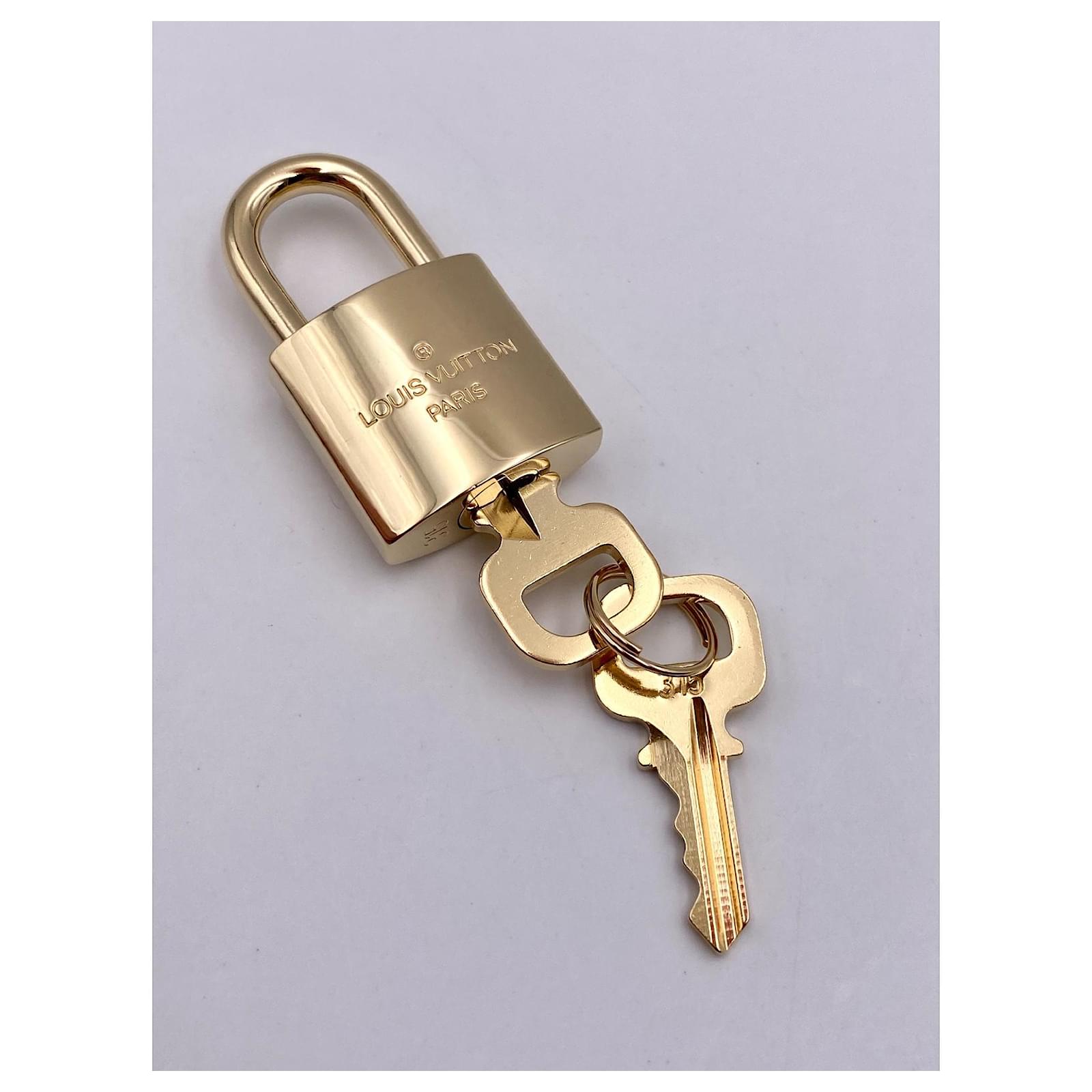Louis Vuitton padlock 315 gold Golden Steel ref.397040 - Joli Closet