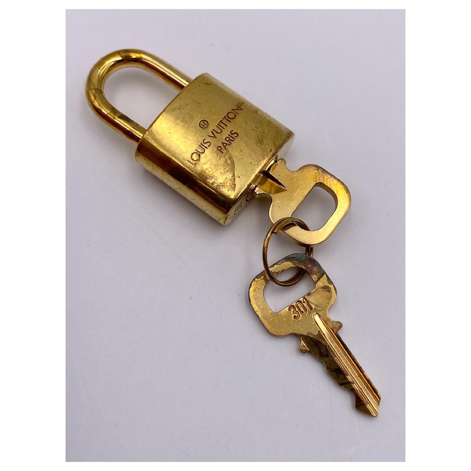 Louis Vuitton padlock 301 gold Golden Steel ref.397059 - Joli Closet