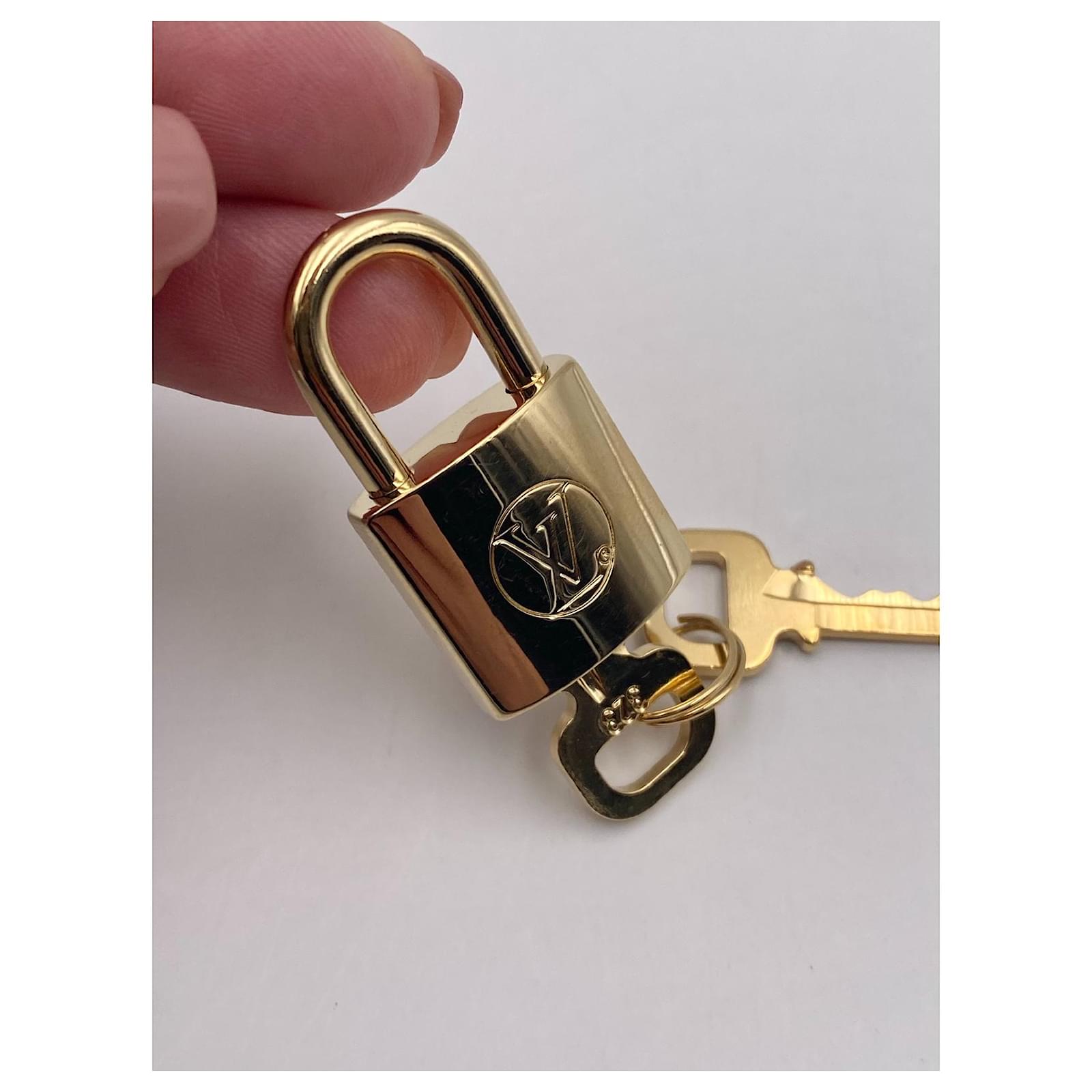 Louis Vuitton padlock 437 gold Golden Steel ref.323149 - Joli Closet