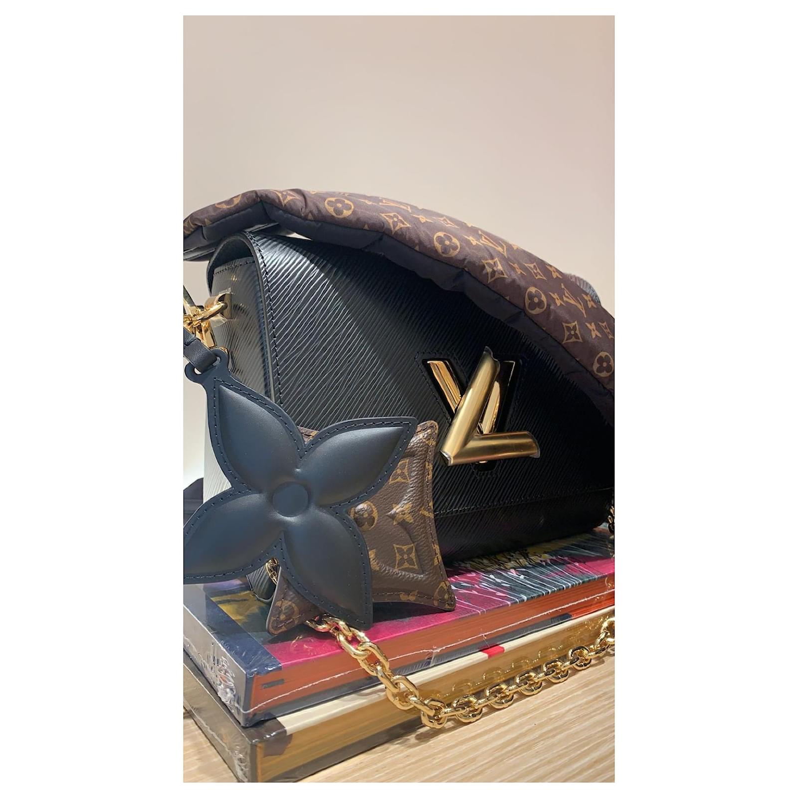 Louis Vuitton Epi Twist Love Lock Mm M52893 Golden Leather Pony-style  calfskin ref.734360 - Joli Closet