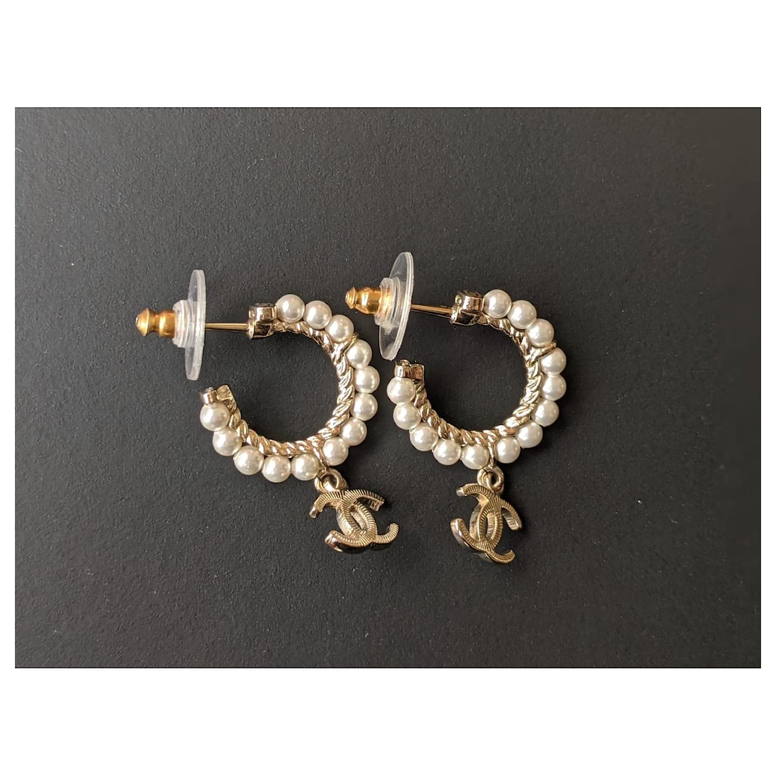 Chanel CC A20C Hoop Pearl Earrings Golden Metal ref.406630 - Joli