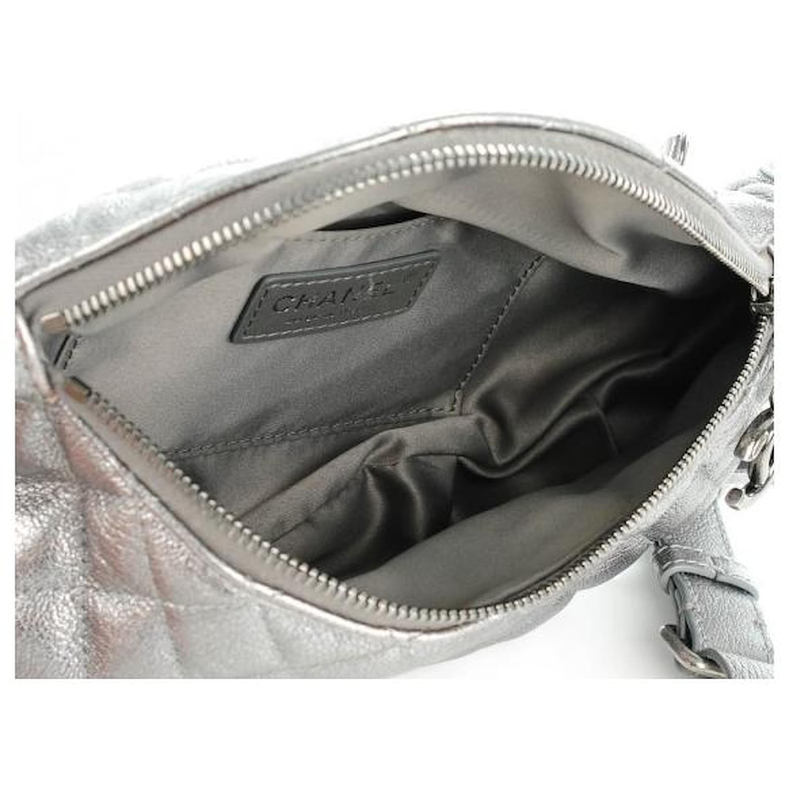 CHANEL Metallic Goatskin Quilted Banane Waist Bag Fanny Pack Silver Silvery  Leather ref.407064 - Joli Closet