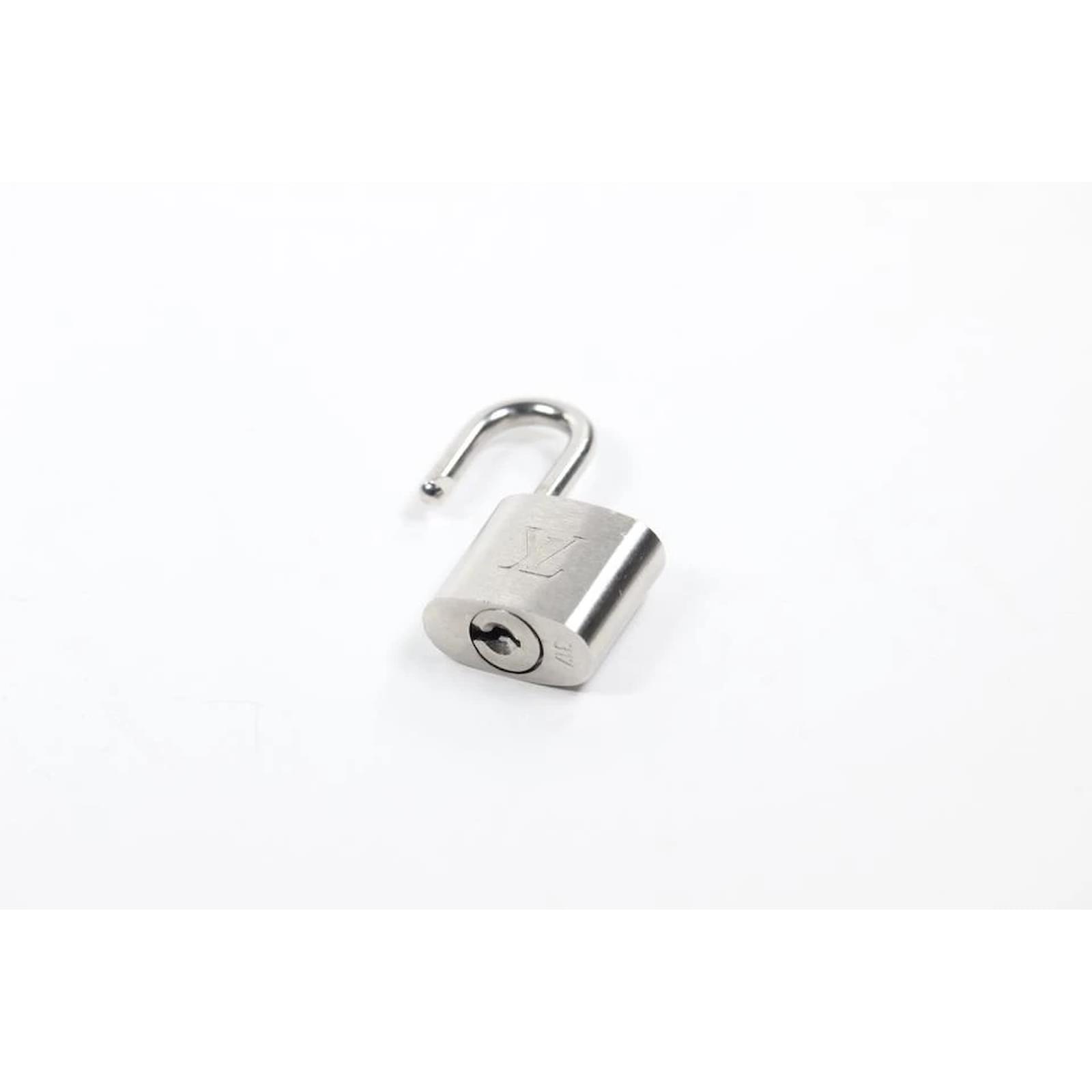 Louis Vuitton Brushed Silver Matte Padlock and Key Bag Charm Lock Set  7lz1102 ref.408440 - Joli Closet