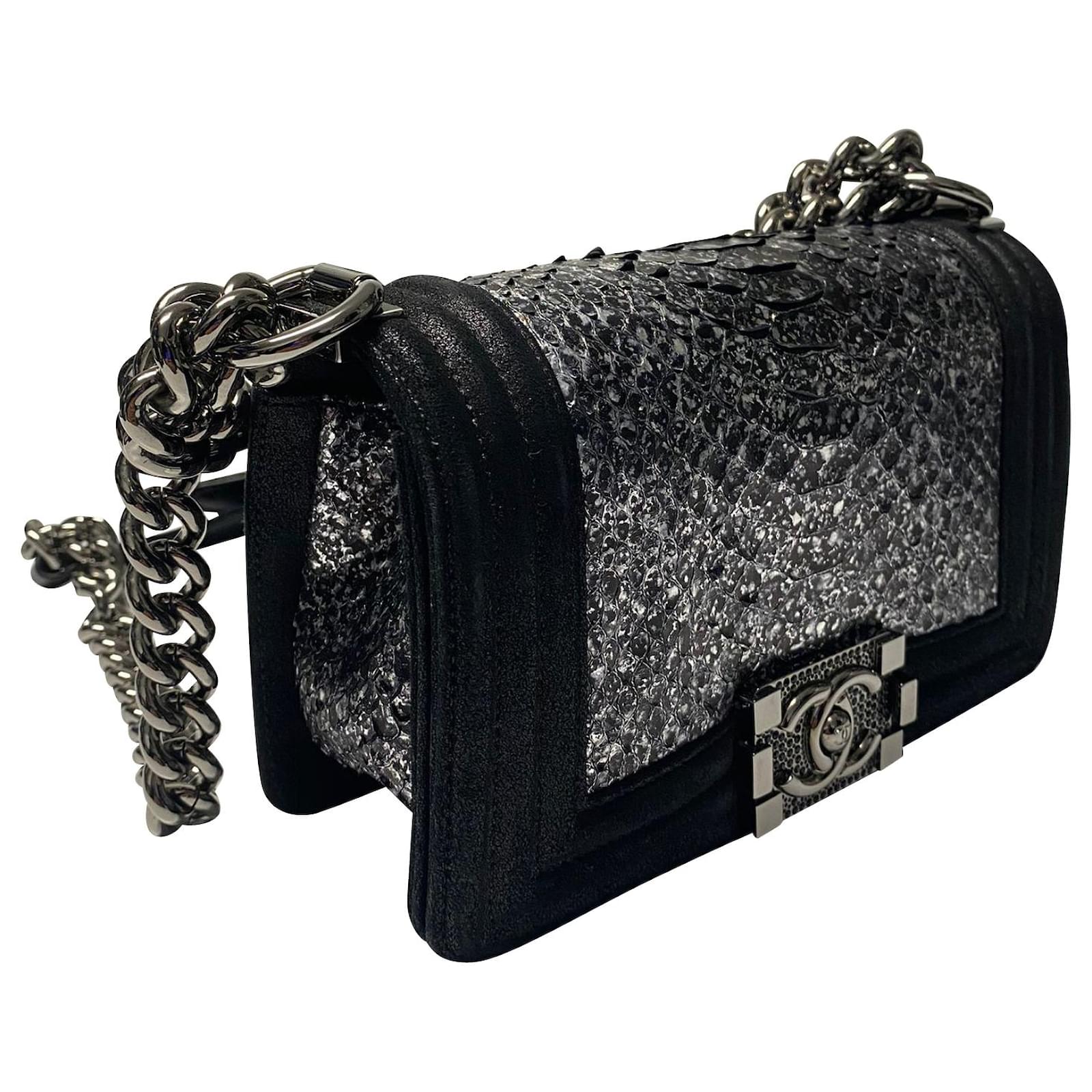 Chanel Rare Le Boy Shoulder Bag in Silver Python Skin and Black Goat Skin  Leather Silvery ref.415569 - Joli Closet