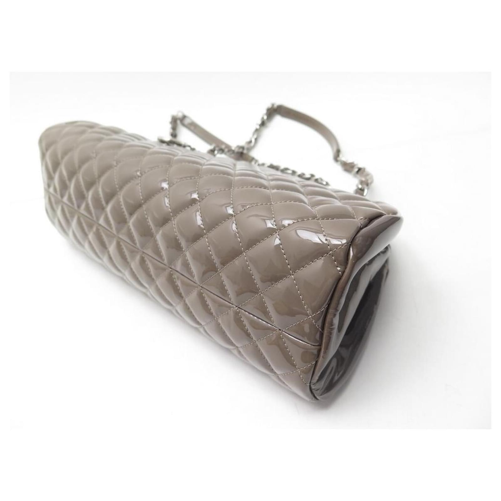 NEW CHANEL BOWLING HANDBAG MADEMOISELLE PATENT LEATHER QUILTED TAUPE ref. 418665 - Joli Closet