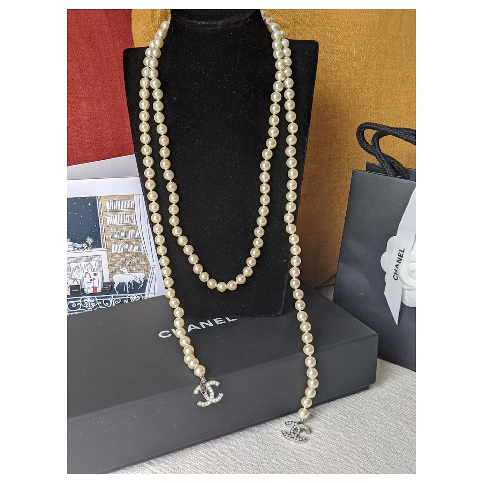 CC logo 10V Long Pearl one strand necklace White