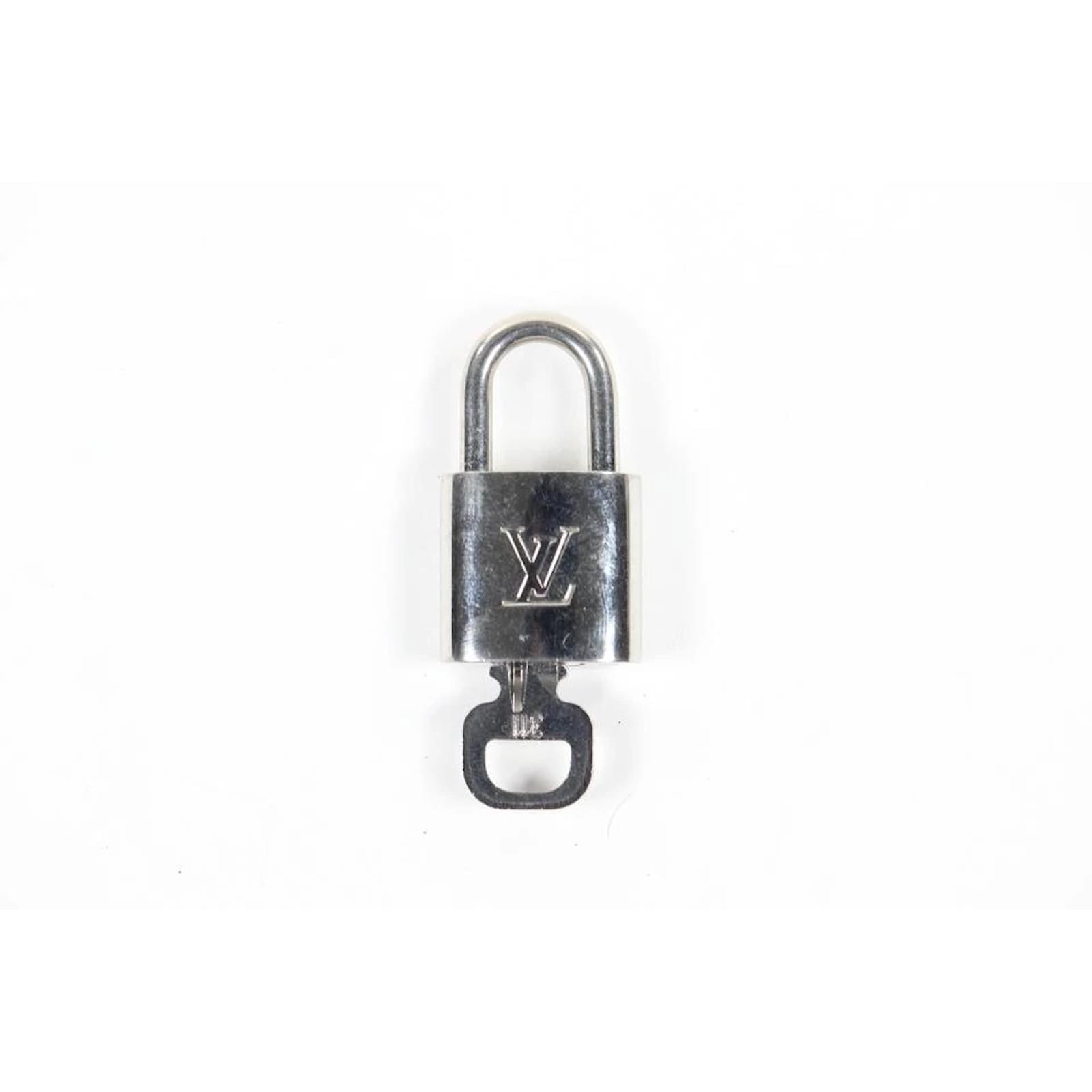 Louis Vuitton Silver Padlock and Key Bag Charm Lock 8LV1104 ref.423484 -  Joli Closet