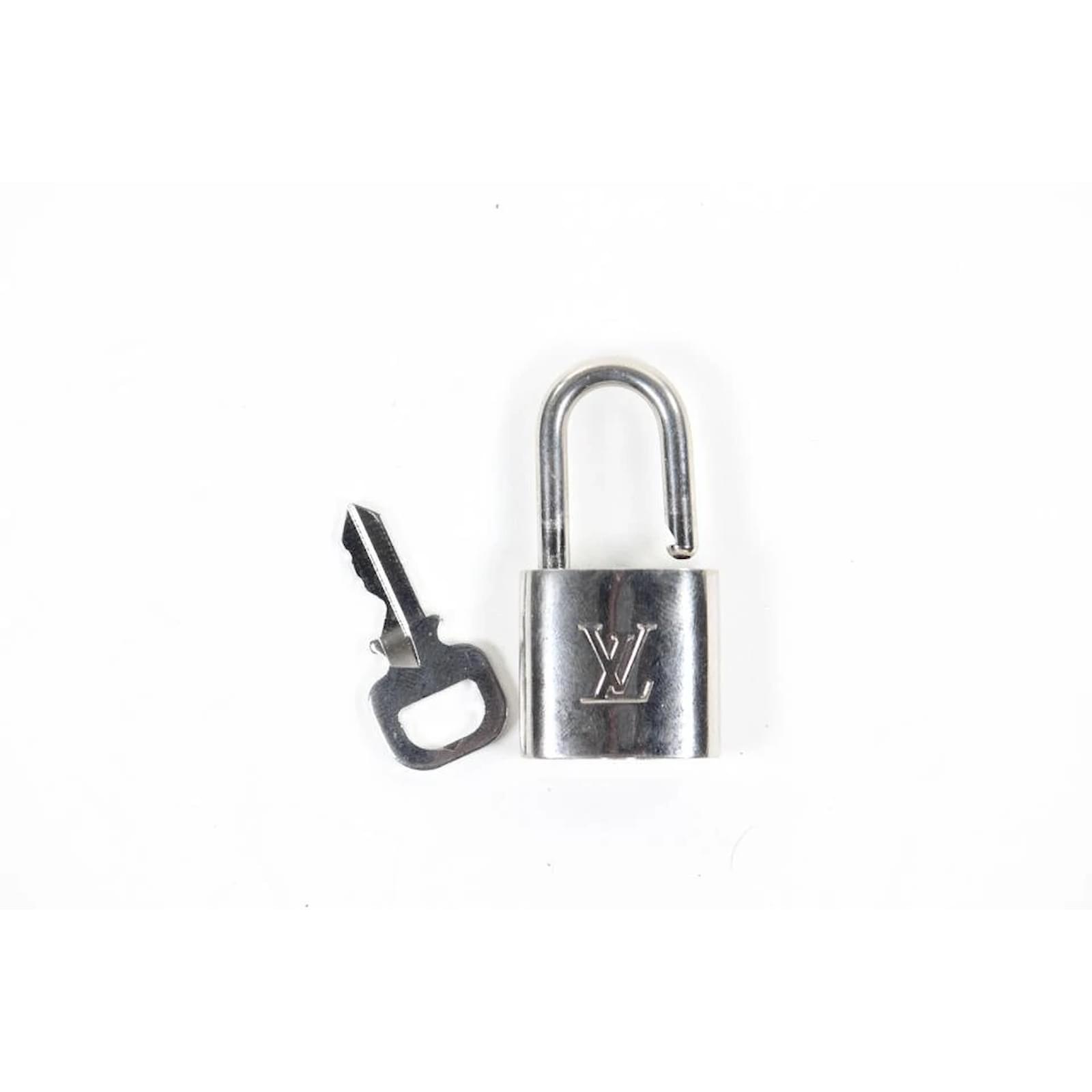 Louis Vuitton Silver Lock and Key Padlock Bag Charm 10LV1104 ref.424408 -  Joli Closet