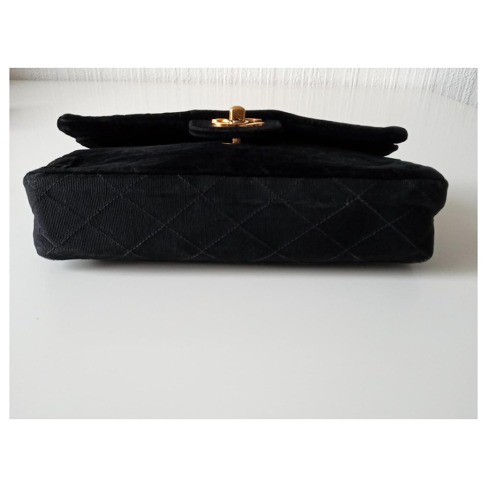 Chanel Vintage Classique bag in black velvet ref.426452 - Joli Closet