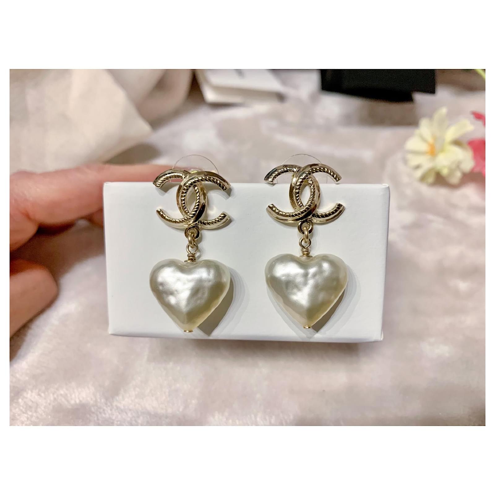 Chanel Heart pendant CC earrings Gold hardware Metal ref.427759